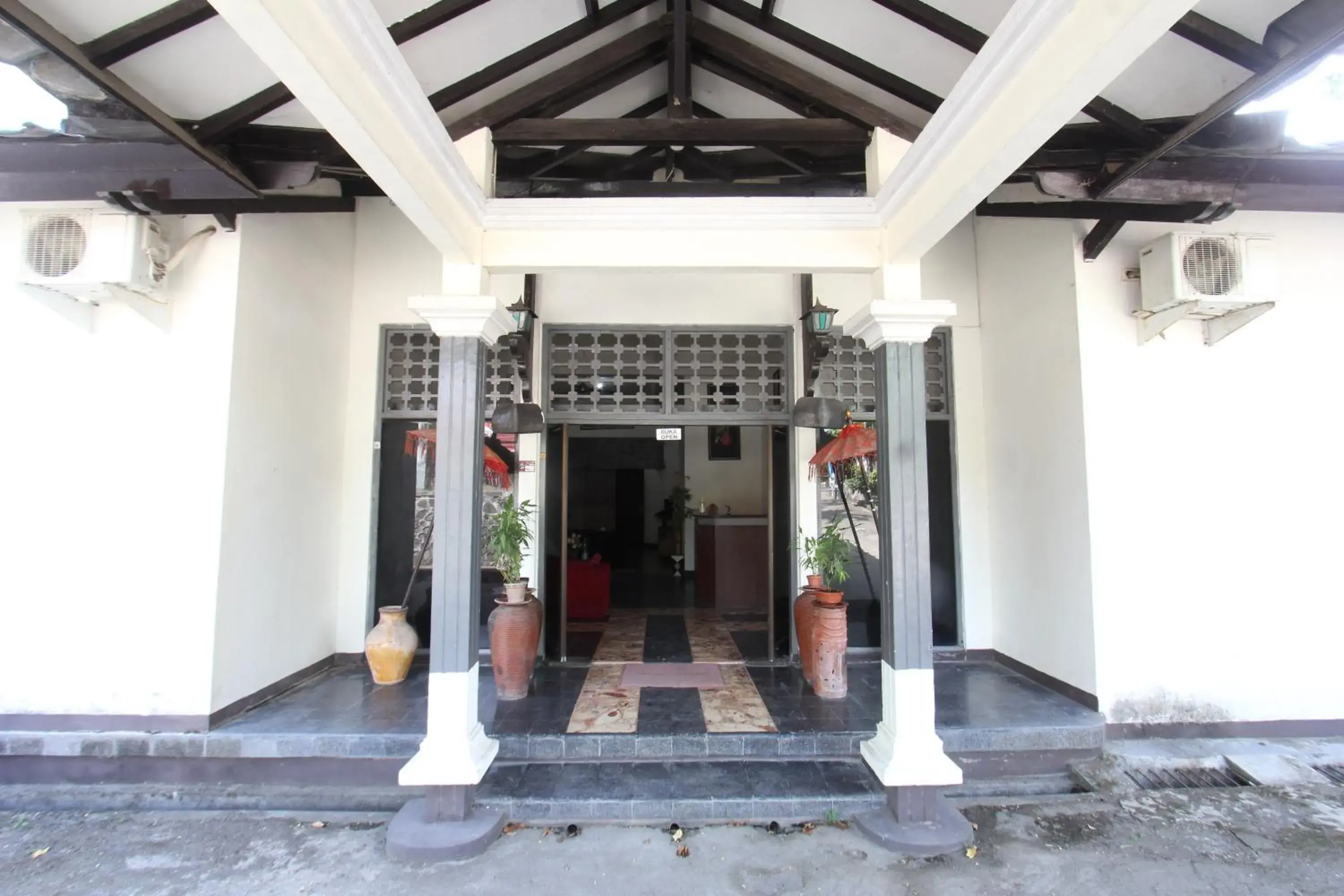Facade/entrance in Hotel O Motel Langko Facade/entrance in Hotel O Motel Langko