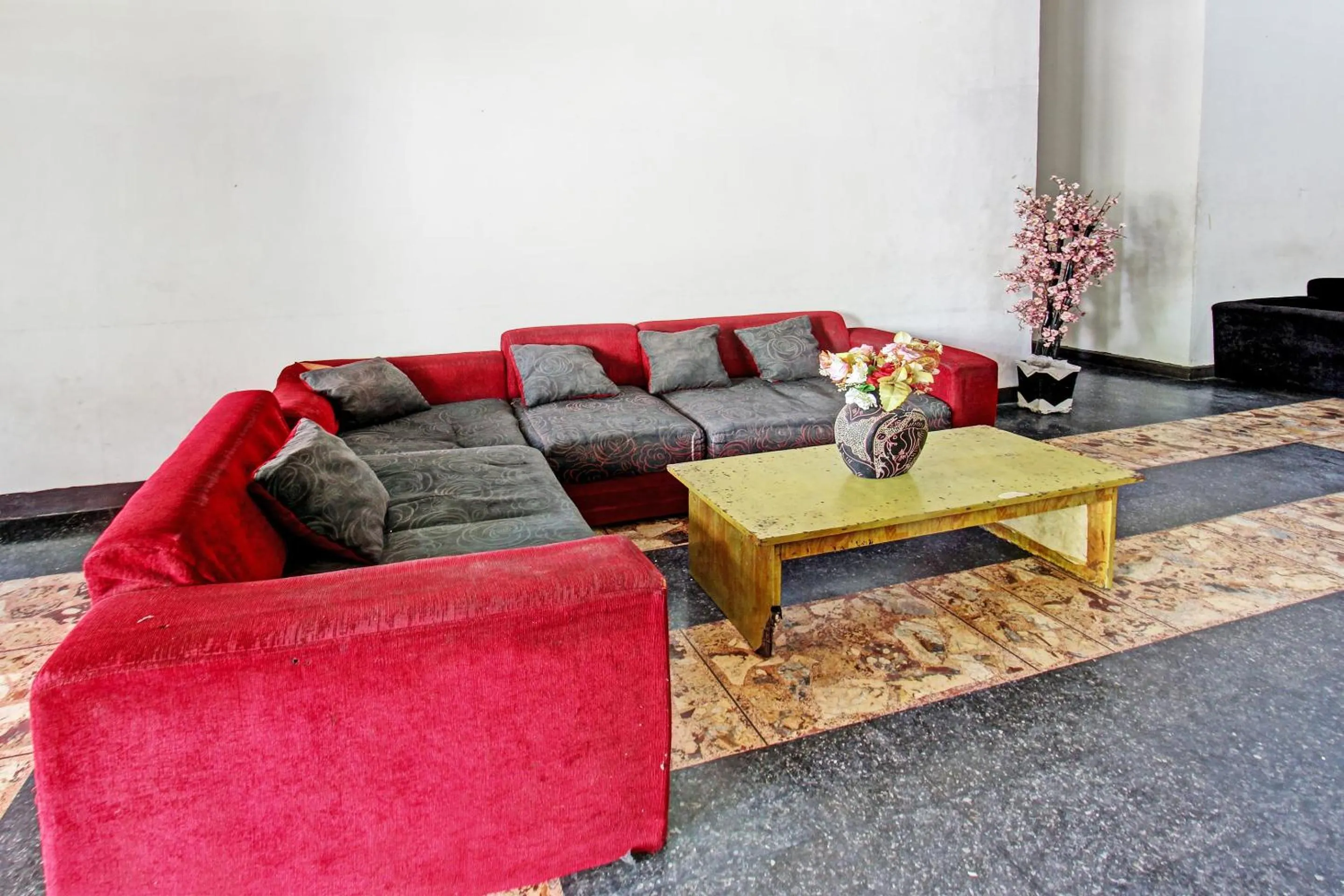 Lobby or reception in Hotel O Motel Langko