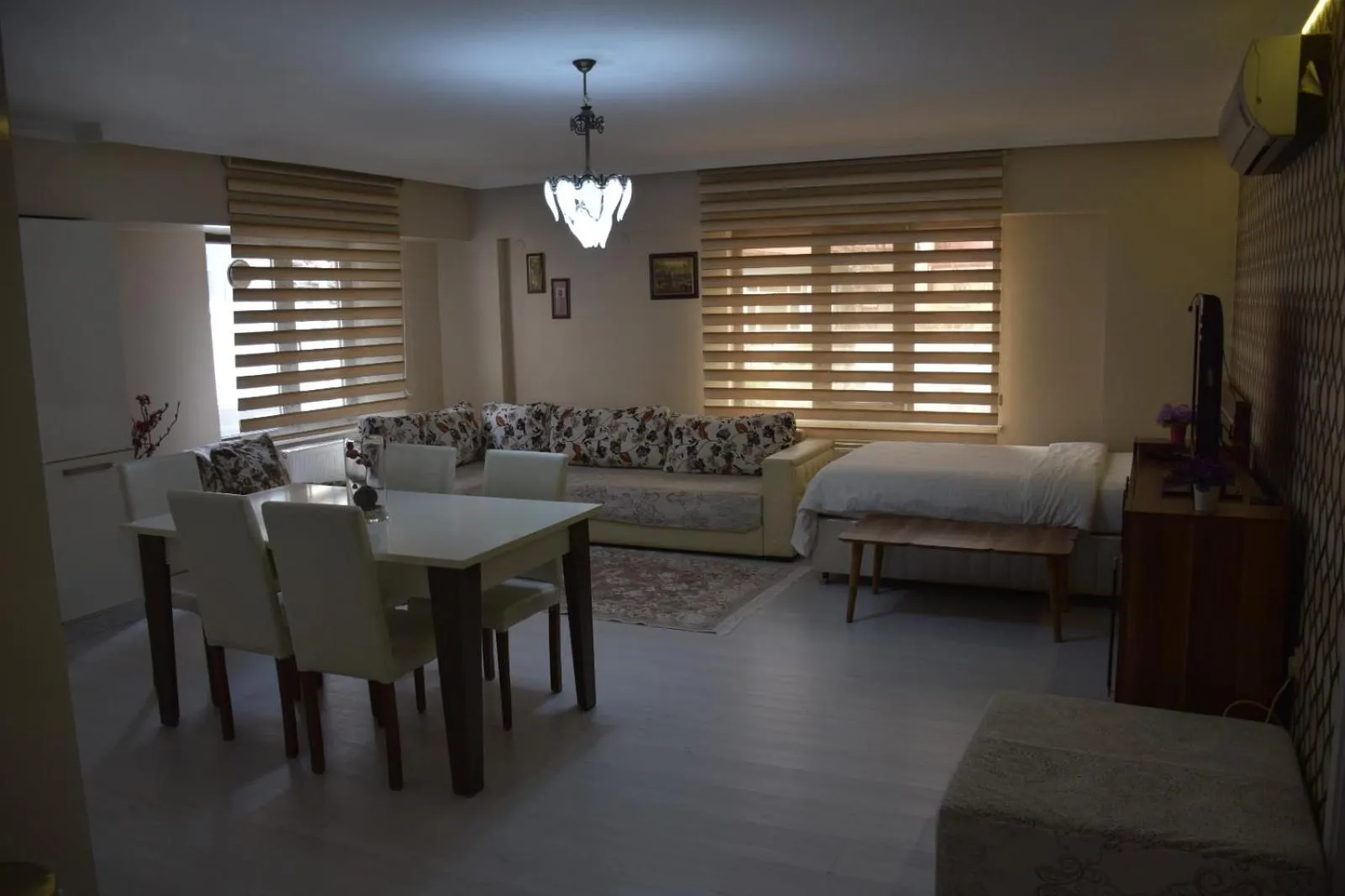 Communal lounge/ TV room in Araz Apart