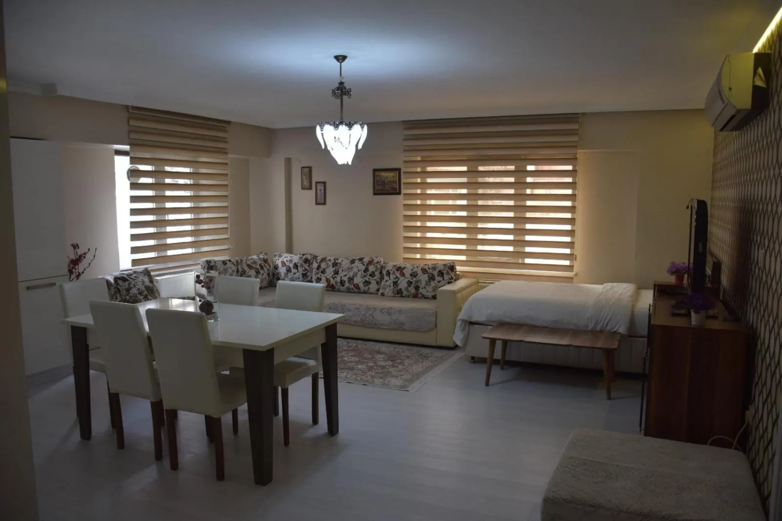 Communal lounge/ TV room in Araz Apart