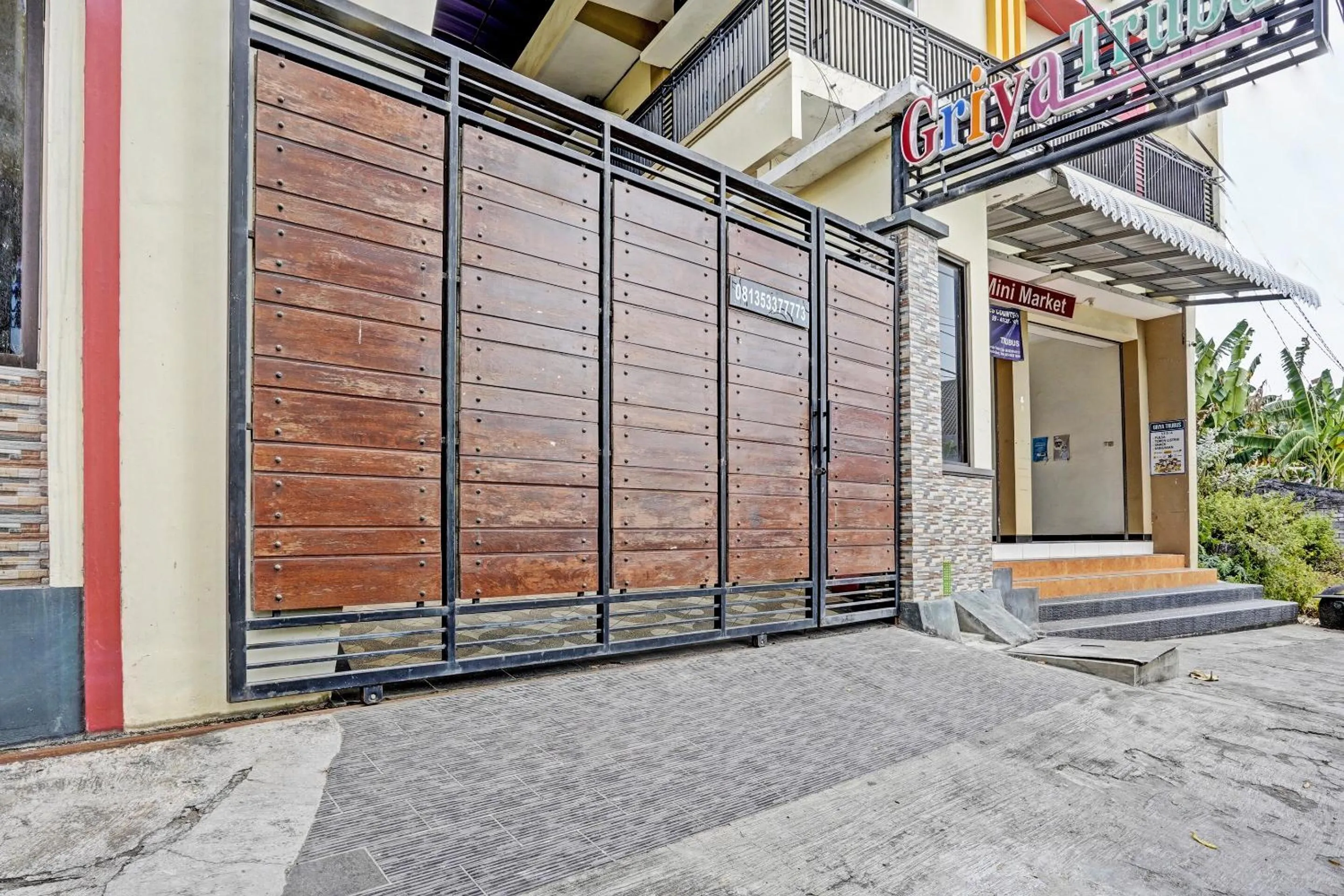 Facade/entrance in OYO Life 92773 Griya Trubus Syariah