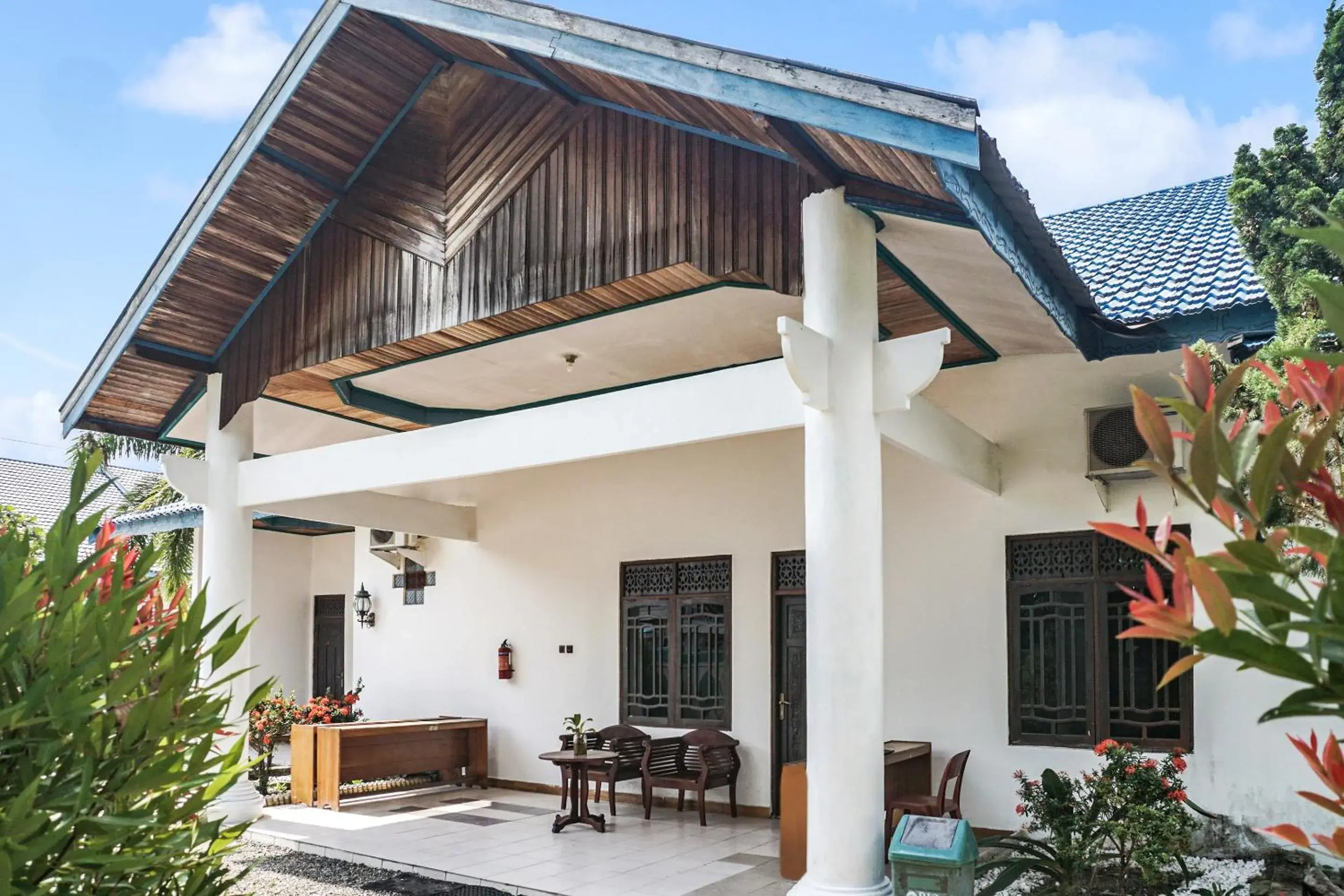 Facade/entrance in Hotel O Wisma Pundu Syariah Near Kantor Camat Kota Besi Facade/entrance in Hotel O Wisma Pundu Syariah Near Kantor Camat Kota Besi