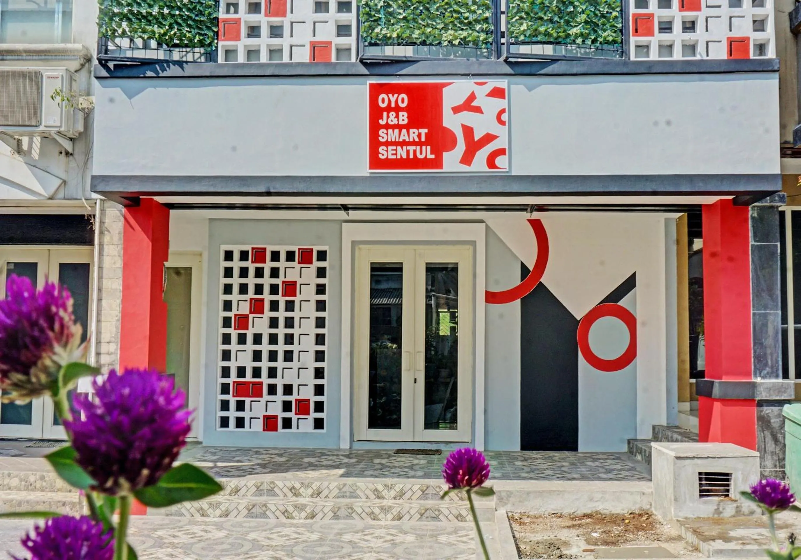 Facade/entrance in Capital O 92765 J&b Smart Sentul