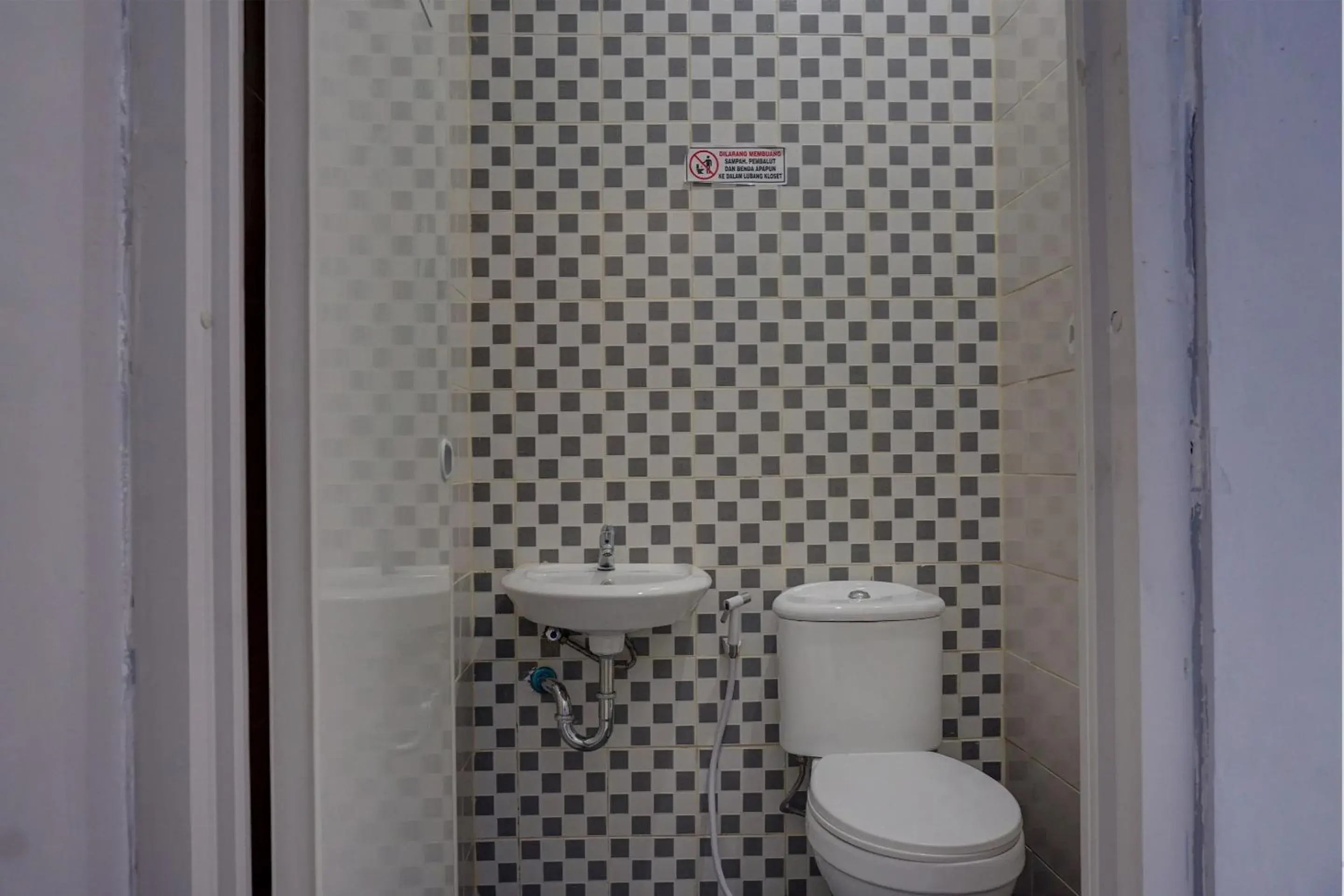 Bathroom in Capital O 92765 J&b Smart Sentul Bathroom in Capital O 92765 J&b Smart Sentul