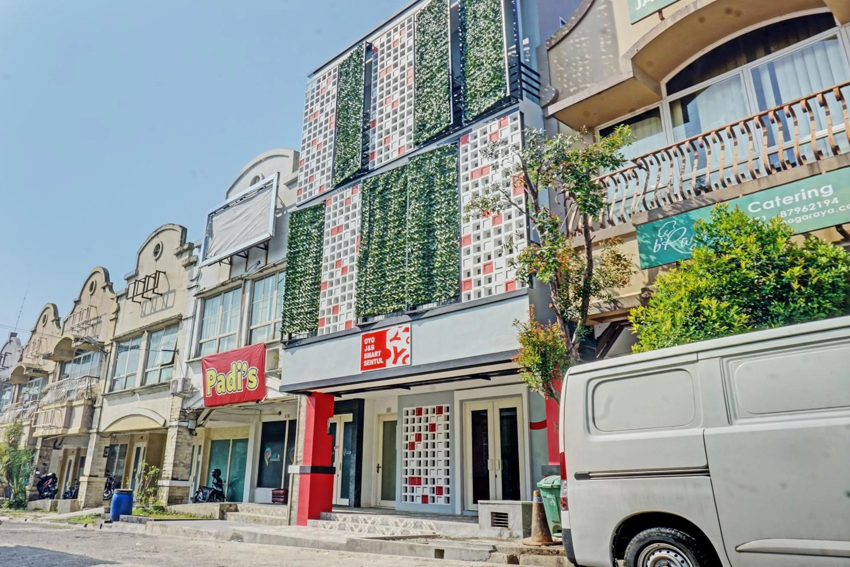 Facade/entrance in Capital O 92765 J&b Smart Sentul