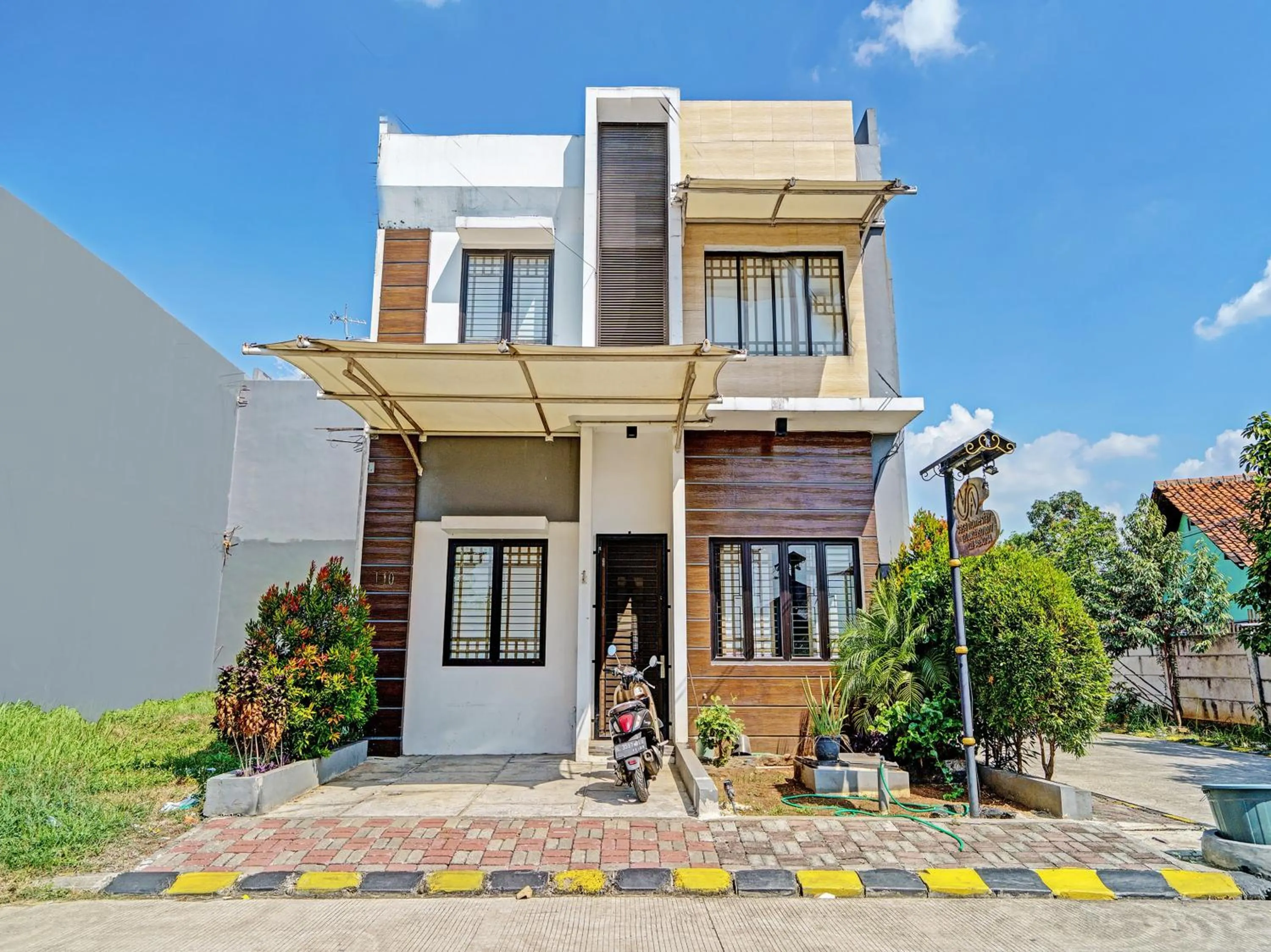 Facade/entrance in Hotel O Losmen Diah Syariah