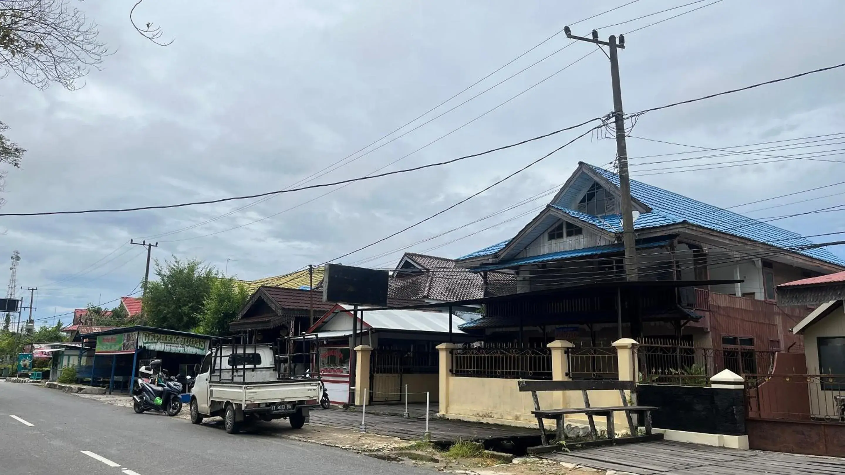 Facade/entrance in Hotel O Losmen Griya Mulia Katingan Kuala Facade/entrance in Hotel O Losmen Griya Mulia Katingan Kuala