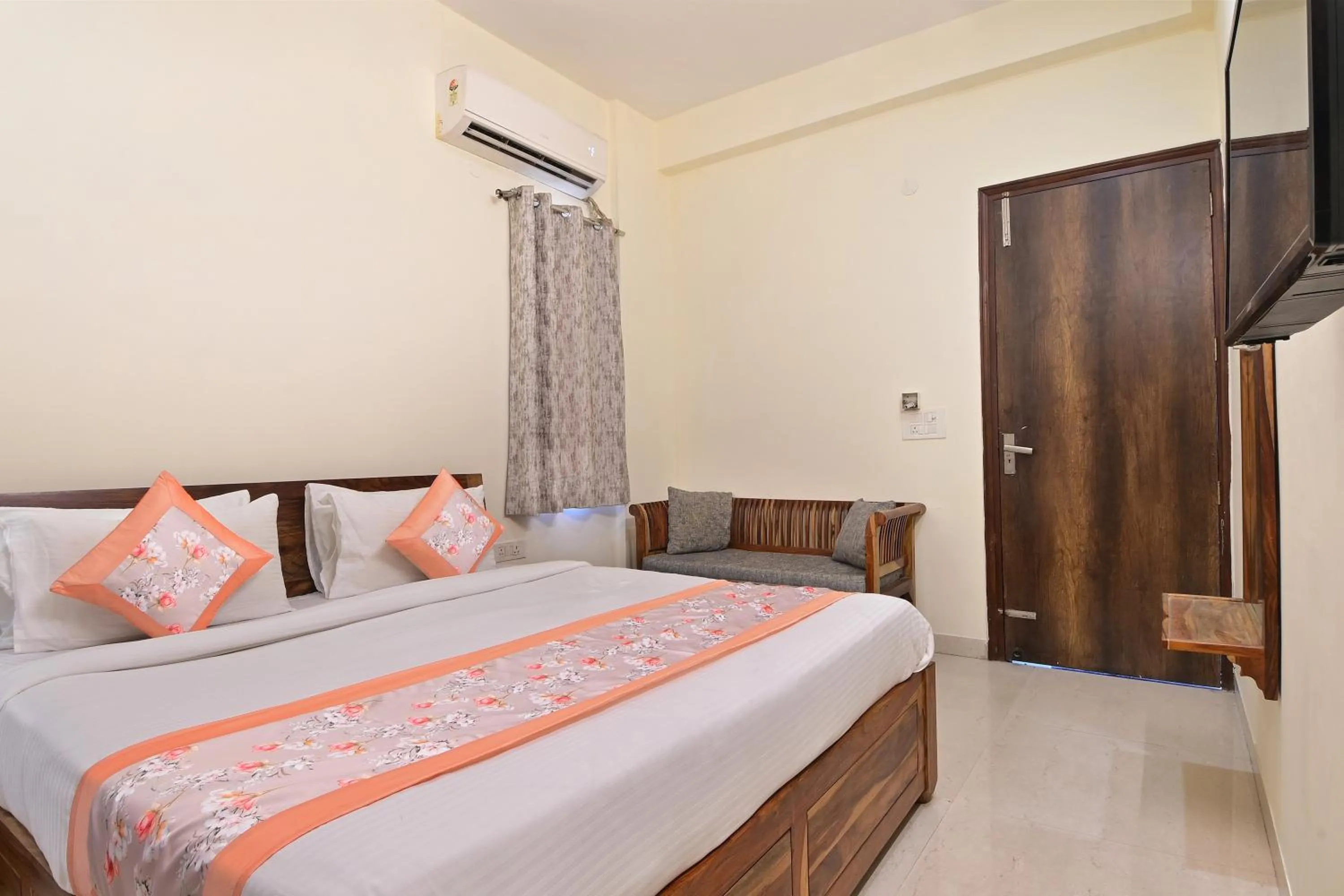 TV and multimedia, Bed in Hotel The York - Couple-unfriendly hotel