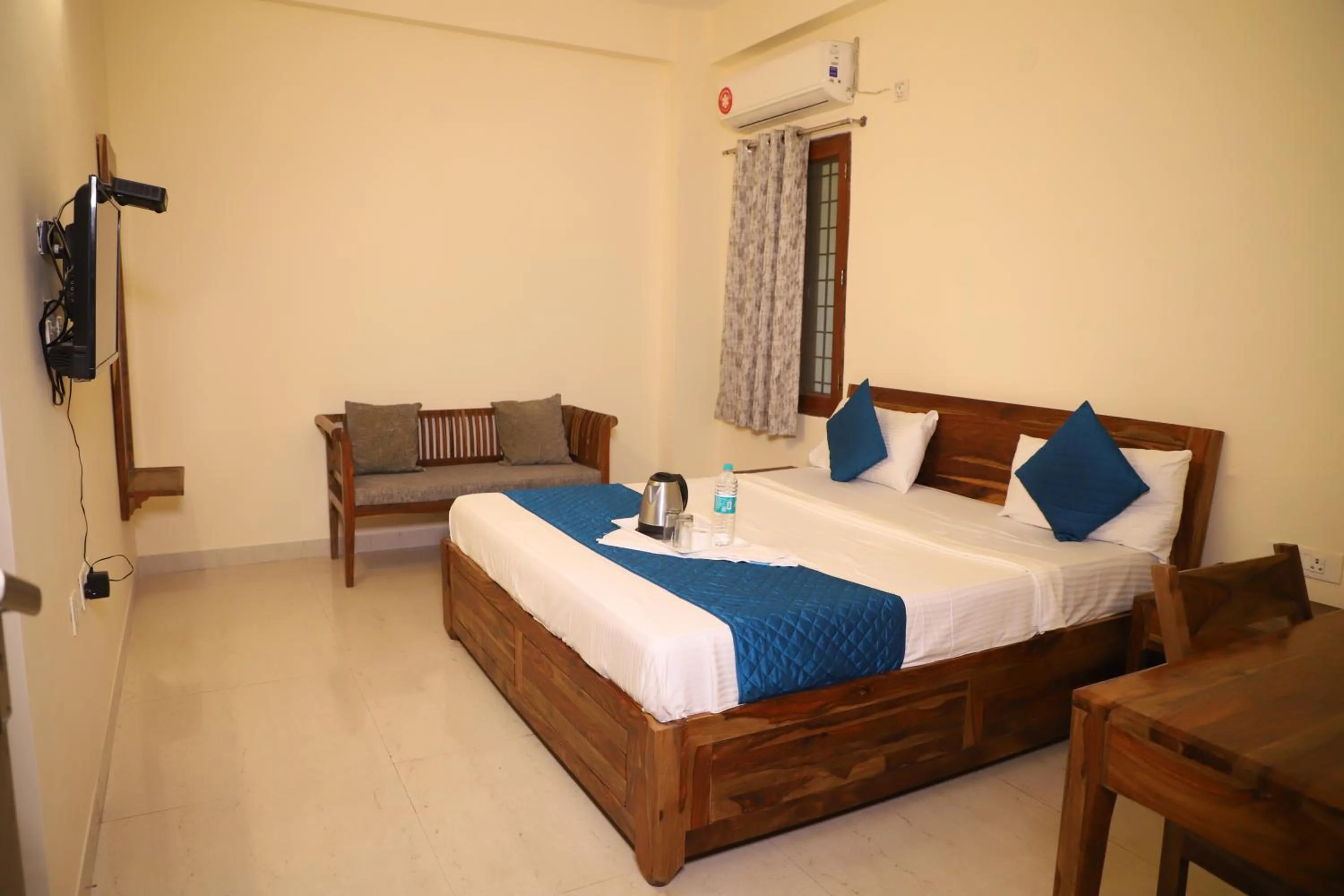 TV and multimedia, Bed in Hotel The York - Couple-unfriendly hotel