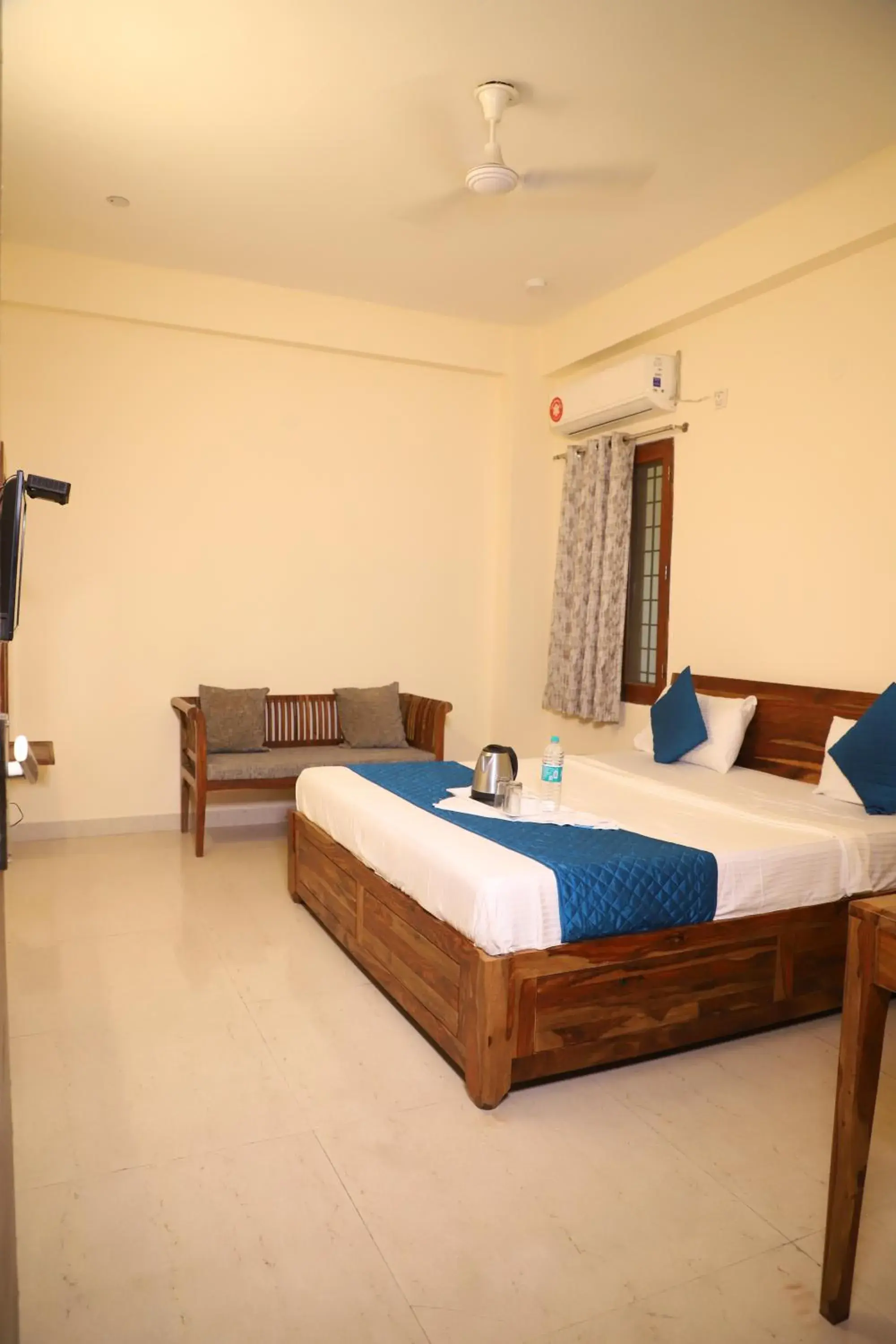 Photo of the whole room in Hotel The York - Couple-unfriendly hotel Photo of the whole room in Hotel The York - Couple-unfriendly hotel