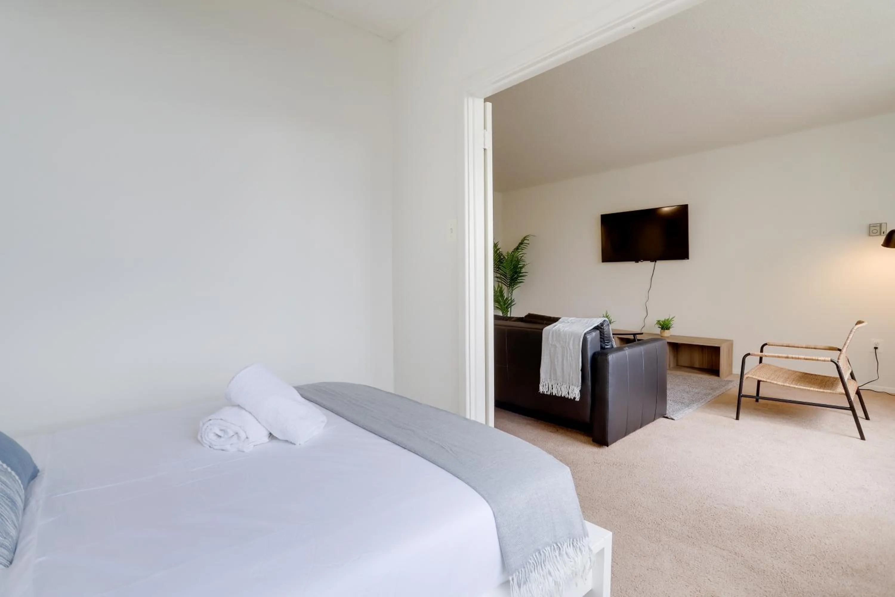 Bed in Incredible 1 BR Apt + Den @Crystal City With Gym