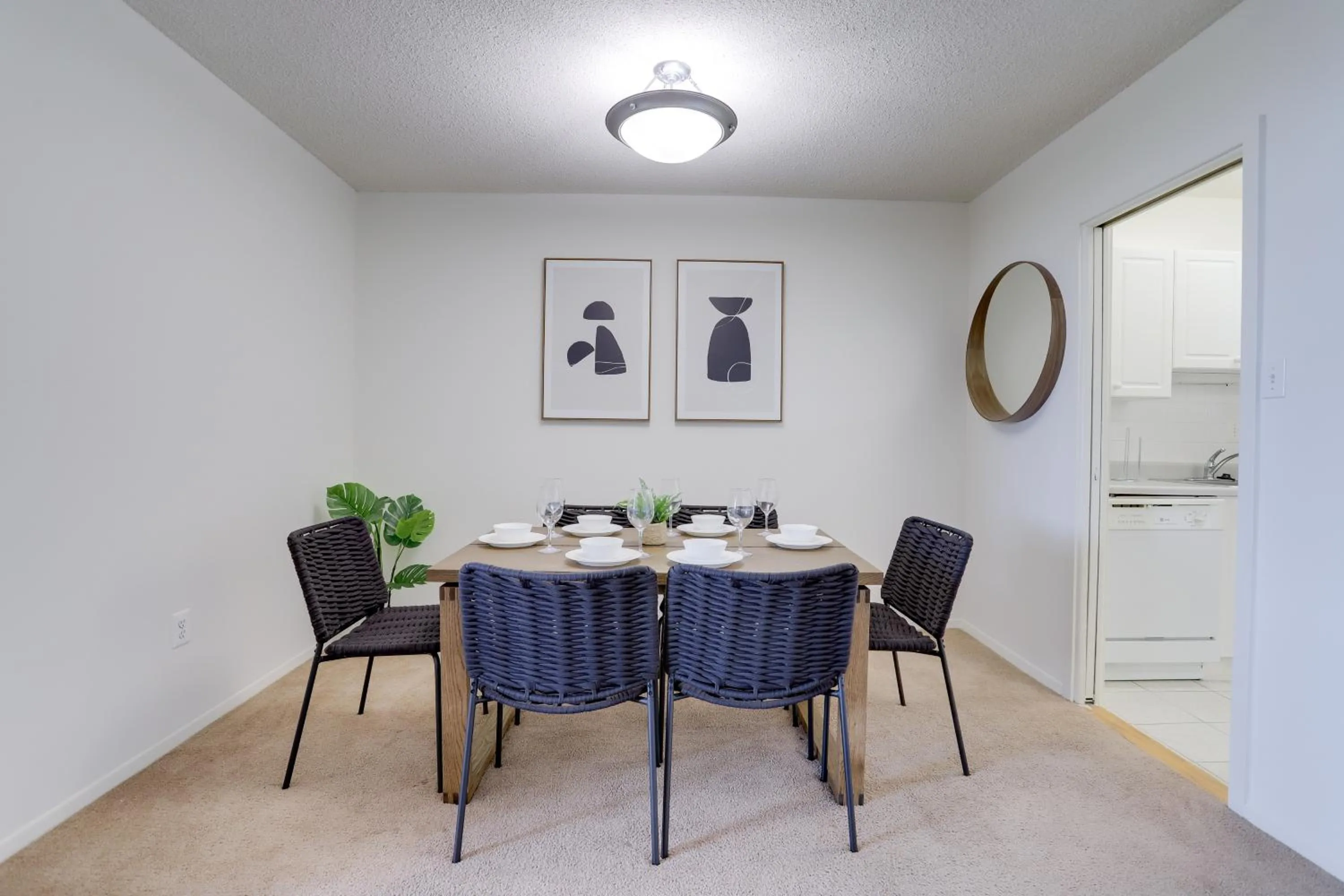 Dining area in Incredible 1 BR Apt + Den @Crystal City With Gym