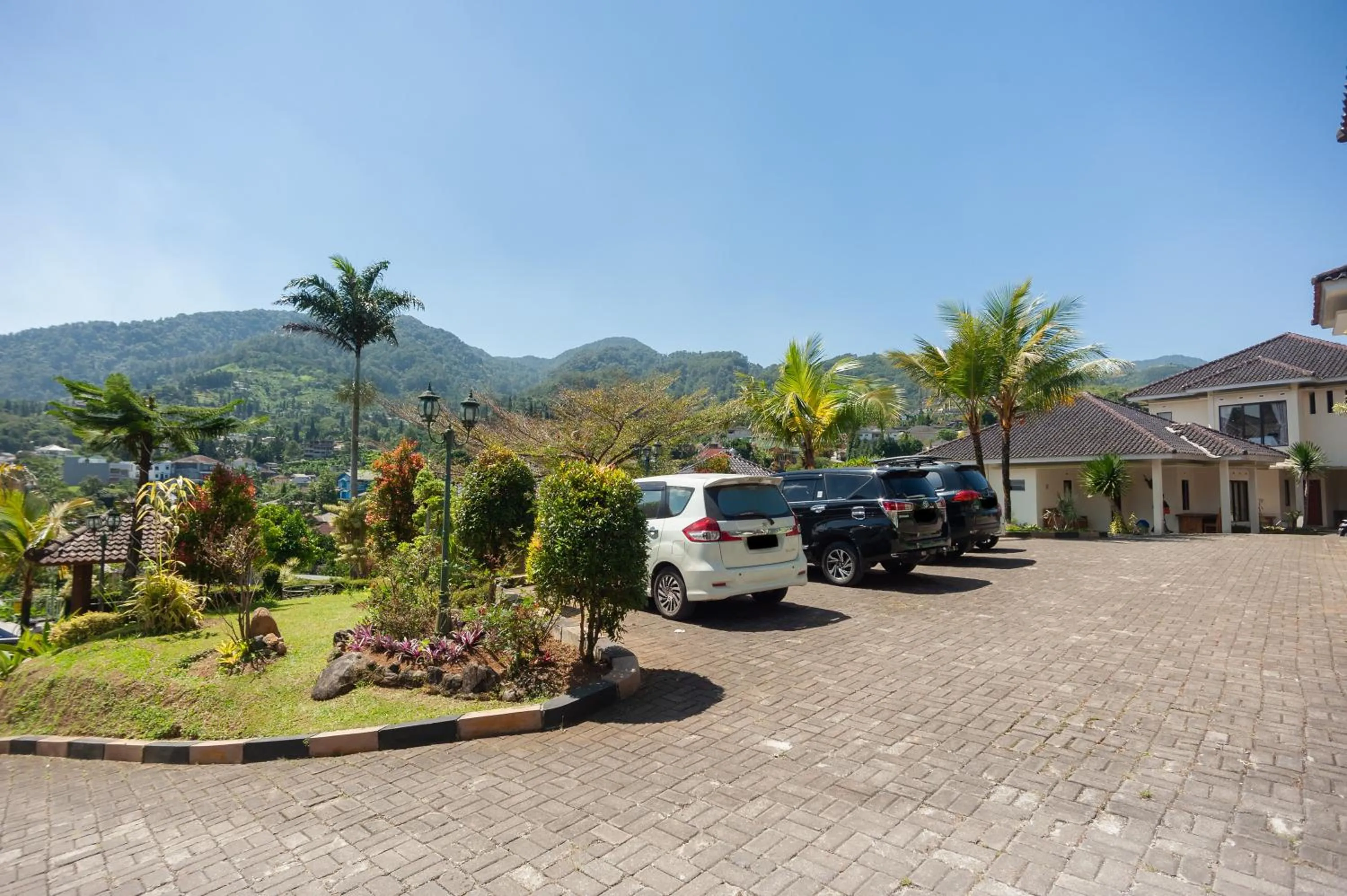 Parking in Urbanview Resort Syariah Khansa Cisarua Puncak by RedDoorz