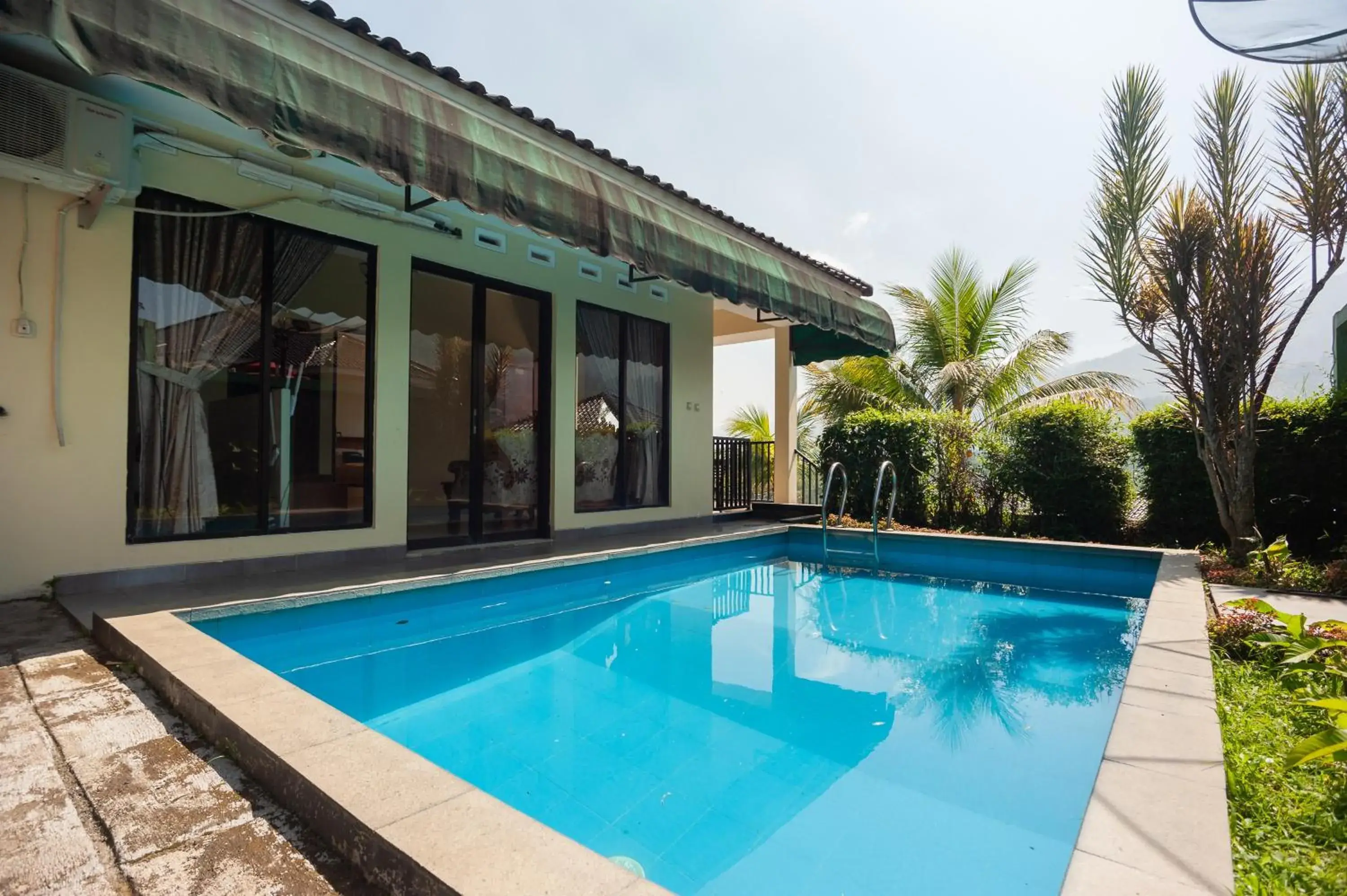 Swimming pool in Urbanview Resort Syariah Khansa Cisarua Puncak by RedDoorz Swimming pool in Urbanview Resort Syariah Khansa Cisarua Puncak by RedDoorz