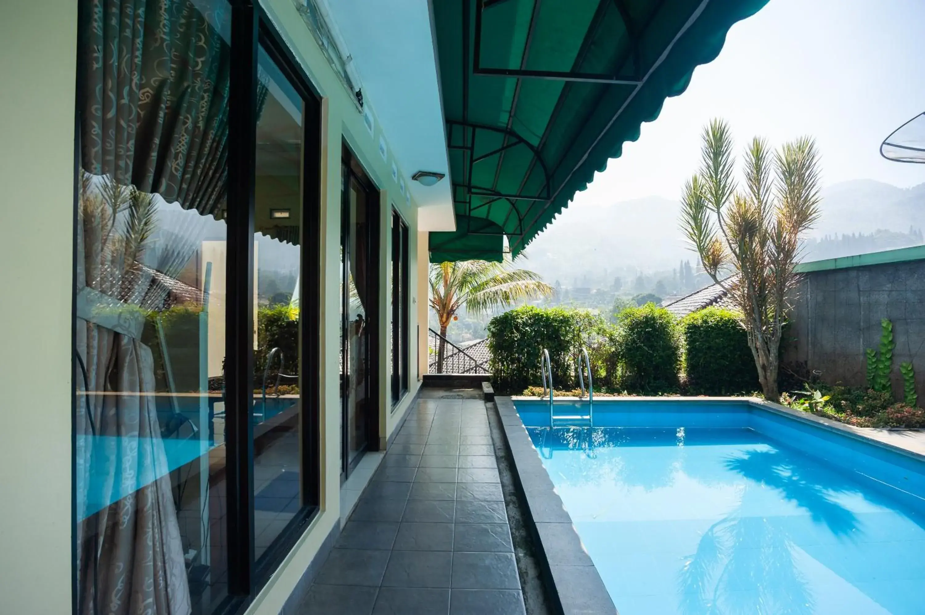 Swimming pool in Urbanview Resort Syariah Khansa Cisarua Puncak by RedDoorz Swimming pool in Urbanview Resort Syariah Khansa Cisarua Puncak by RedDoorz