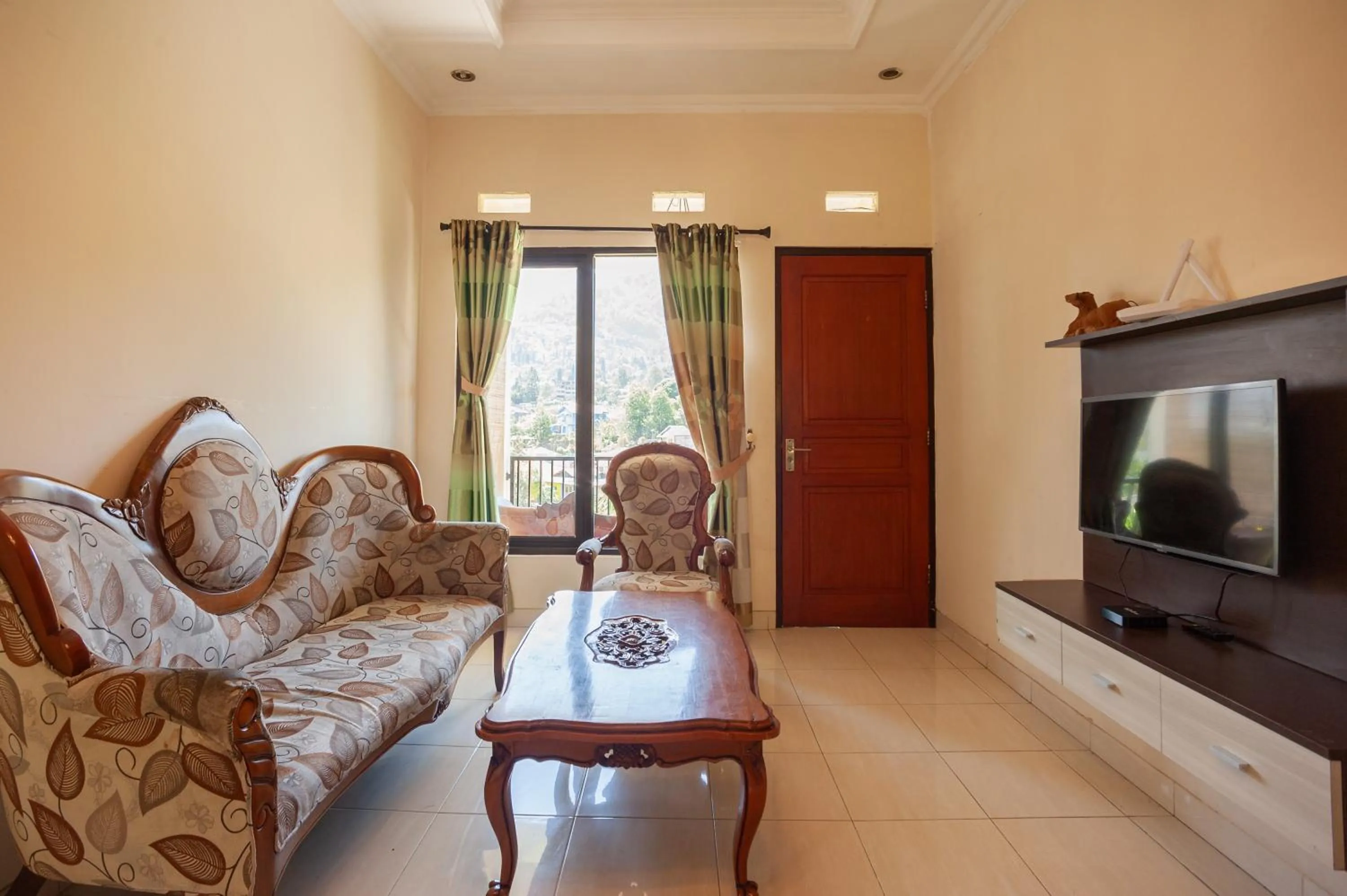 Seating area in Urbanview Resort Syariah Khansa Cisarua Puncak by RedDoorz