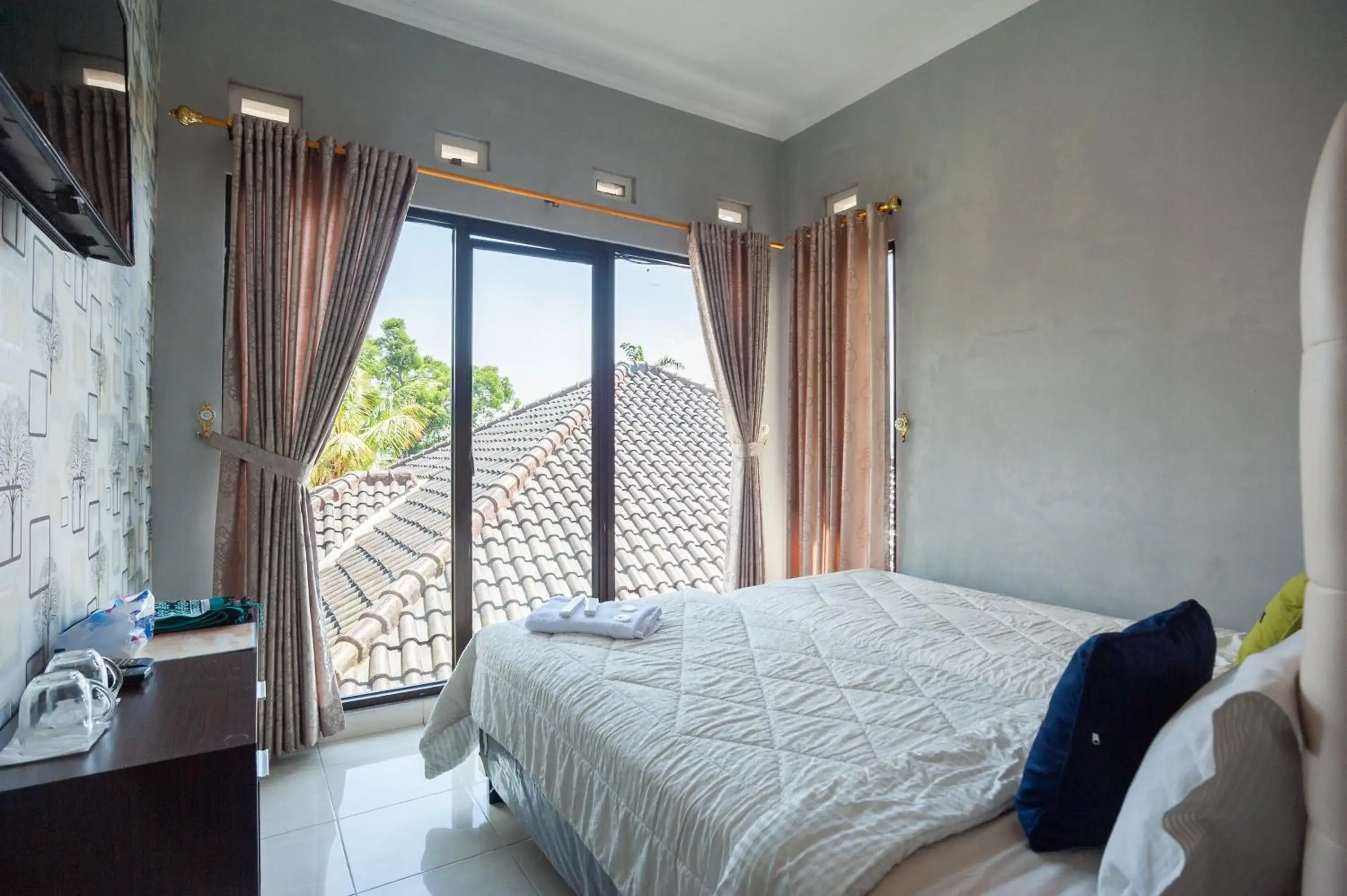 Bed in Urbanview Resort Syariah Khansa Cisarua Puncak by RedDoorz Bed in Urbanview Resort Syariah Khansa Cisarua Puncak by RedDoorz