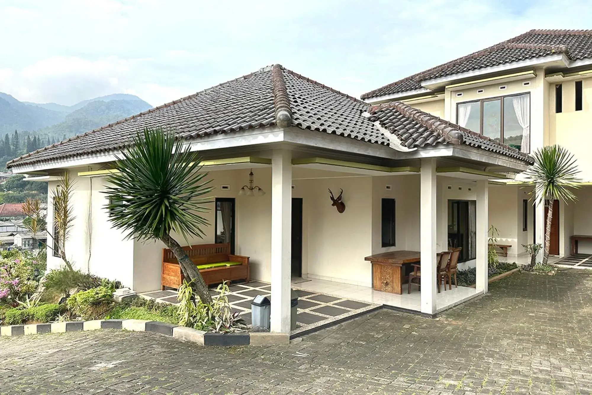 Property building in Urbanview Resort Syariah Khansa Cisarua Puncak by RedDoorz Property building in Urbanview Resort Syariah Khansa Cisarua Puncak by RedDoorz