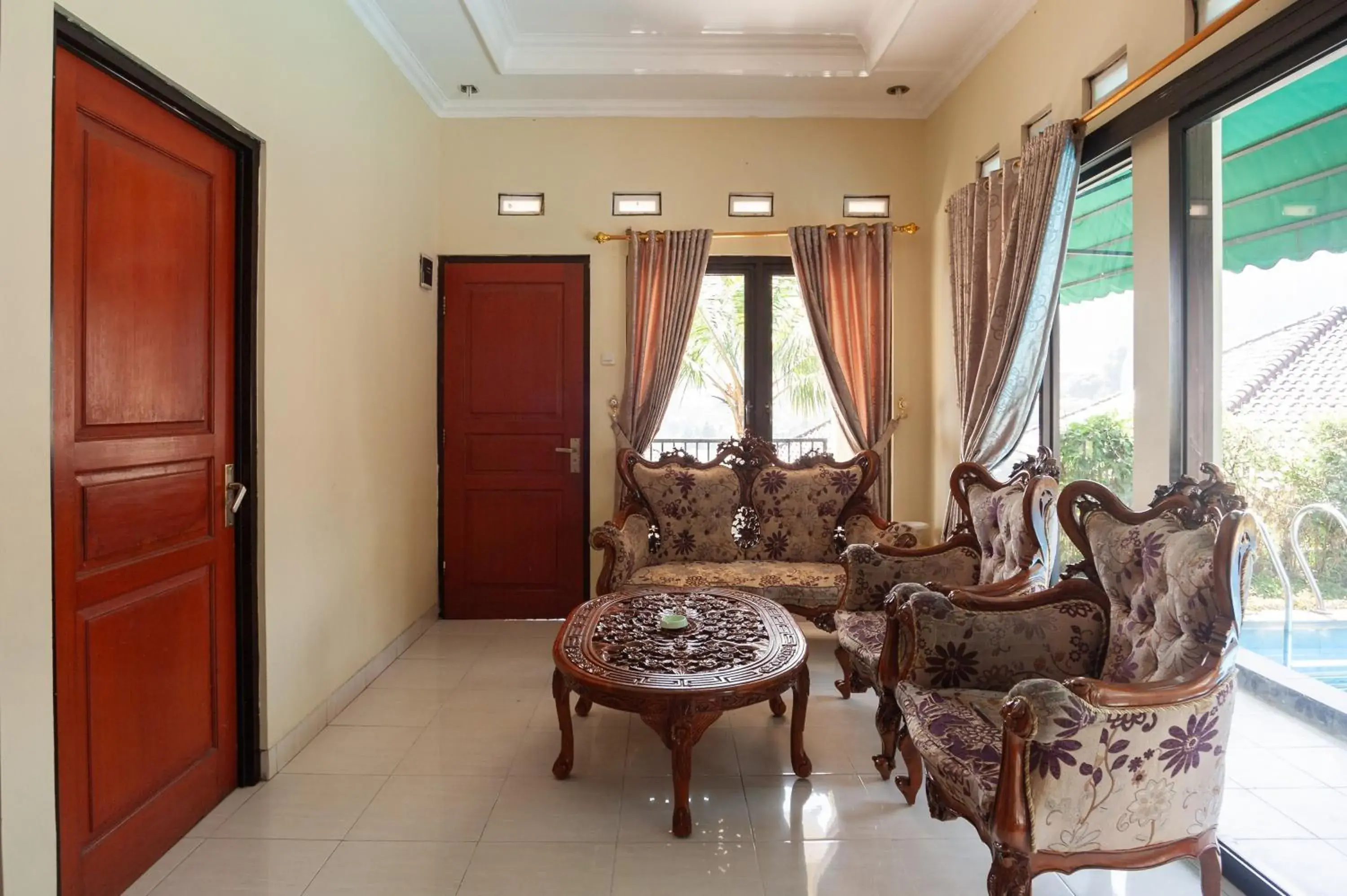 Seating area in Urbanview Resort Syariah Khansa Cisarua Puncak by RedDoorz Seating area in Urbanview Resort Syariah Khansa Cisarua Puncak by RedDoorz