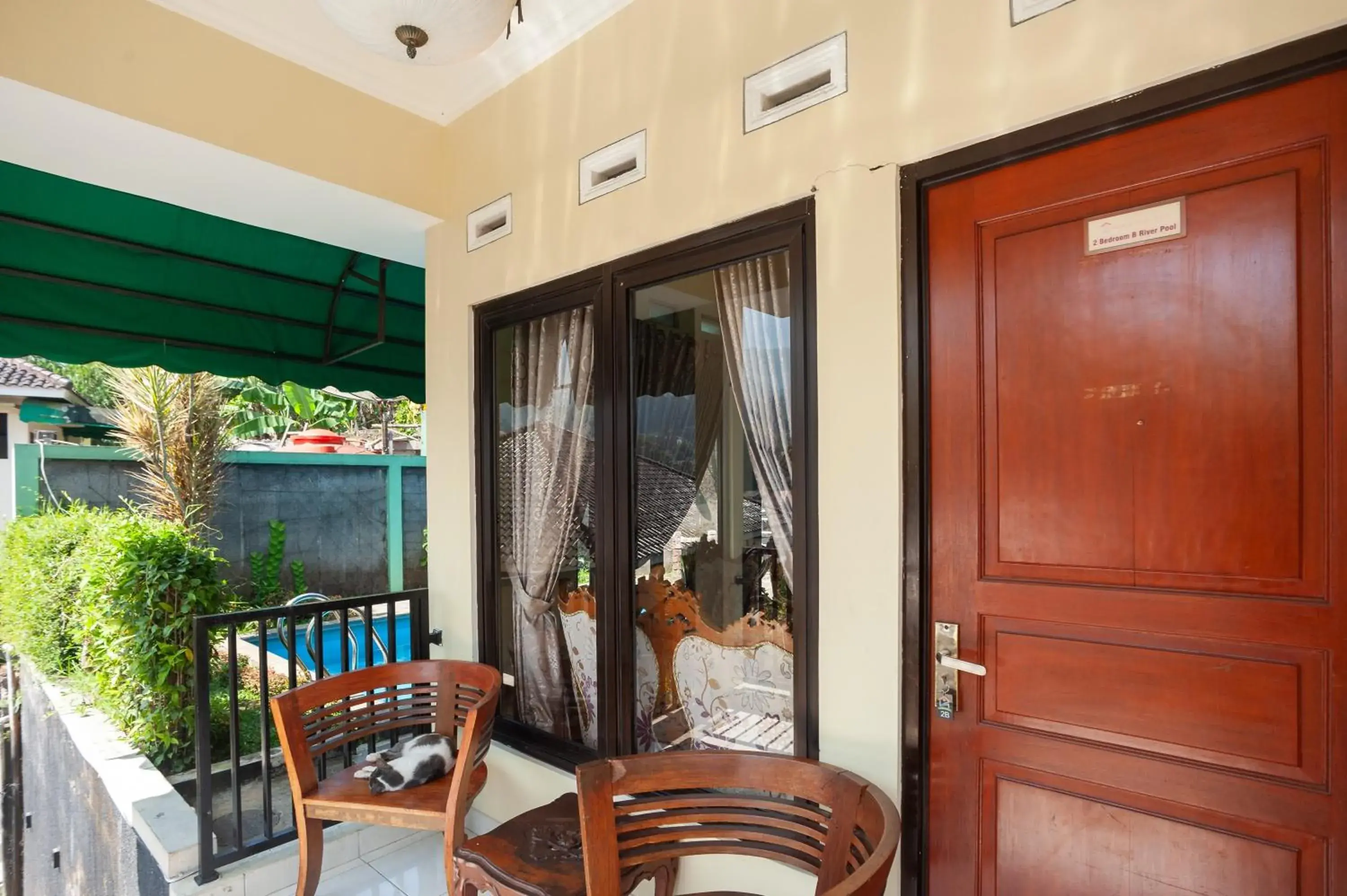 Balcony/Terrace in Urbanview Resort Syariah Khansa Cisarua Puncak by RedDoorz Balcony/Terrace in Urbanview Resort Syariah Khansa Cisarua Puncak by RedDoorz