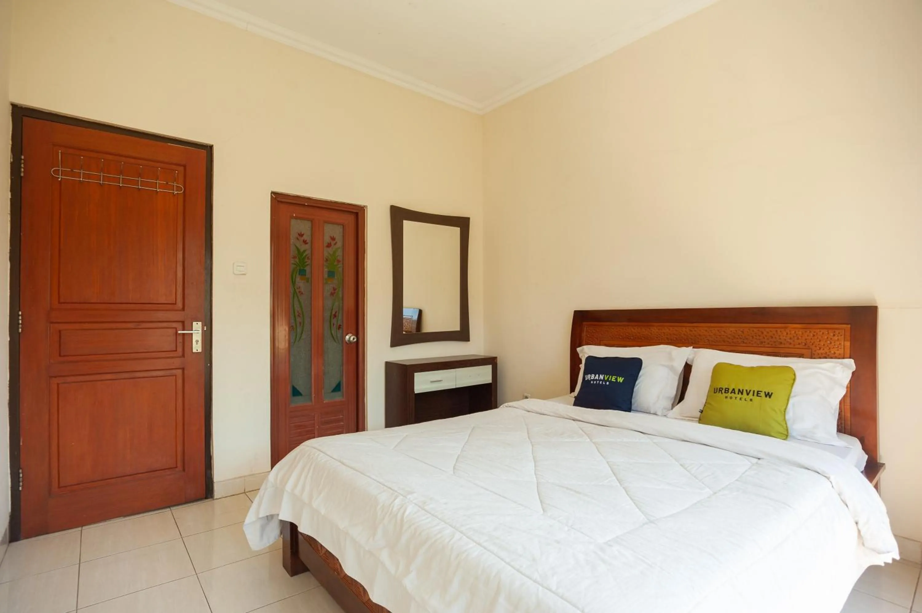 Bed in Urbanview Resort Syariah Khansa Cisarua Puncak by RedDoorz