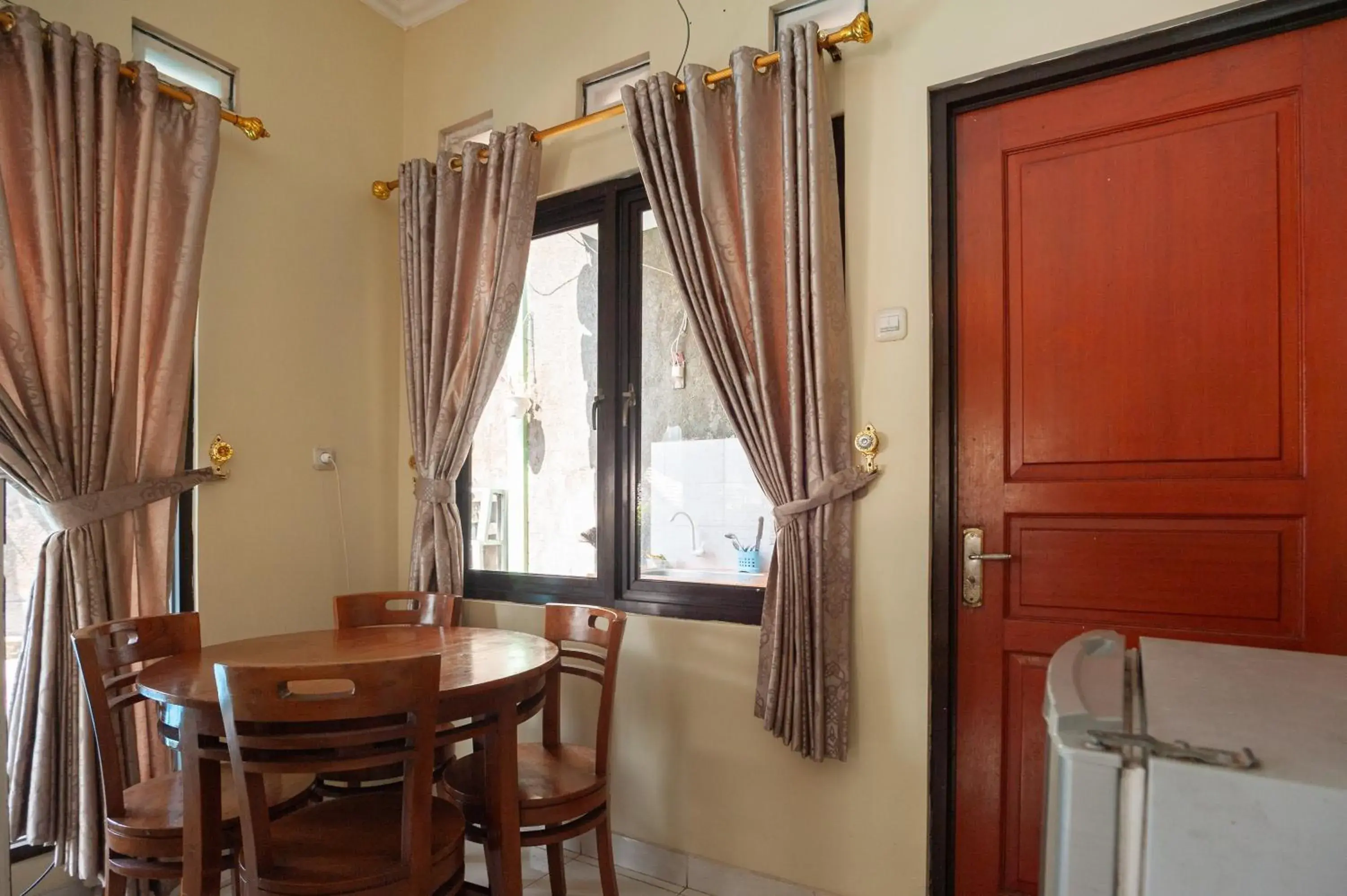 Living room in Urbanview Resort Syariah Khansa Cisarua Puncak by RedDoorz Living room in Urbanview Resort Syariah Khansa Cisarua Puncak by RedDoorz