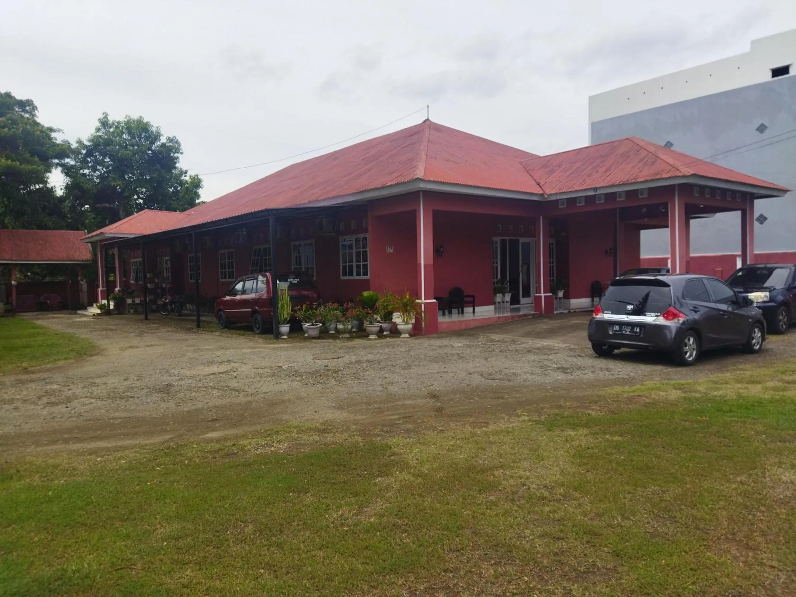 Facade/entrance in Hotel O Wisma Phinisi Syariah Near Mall of Pinrang Sejahtera