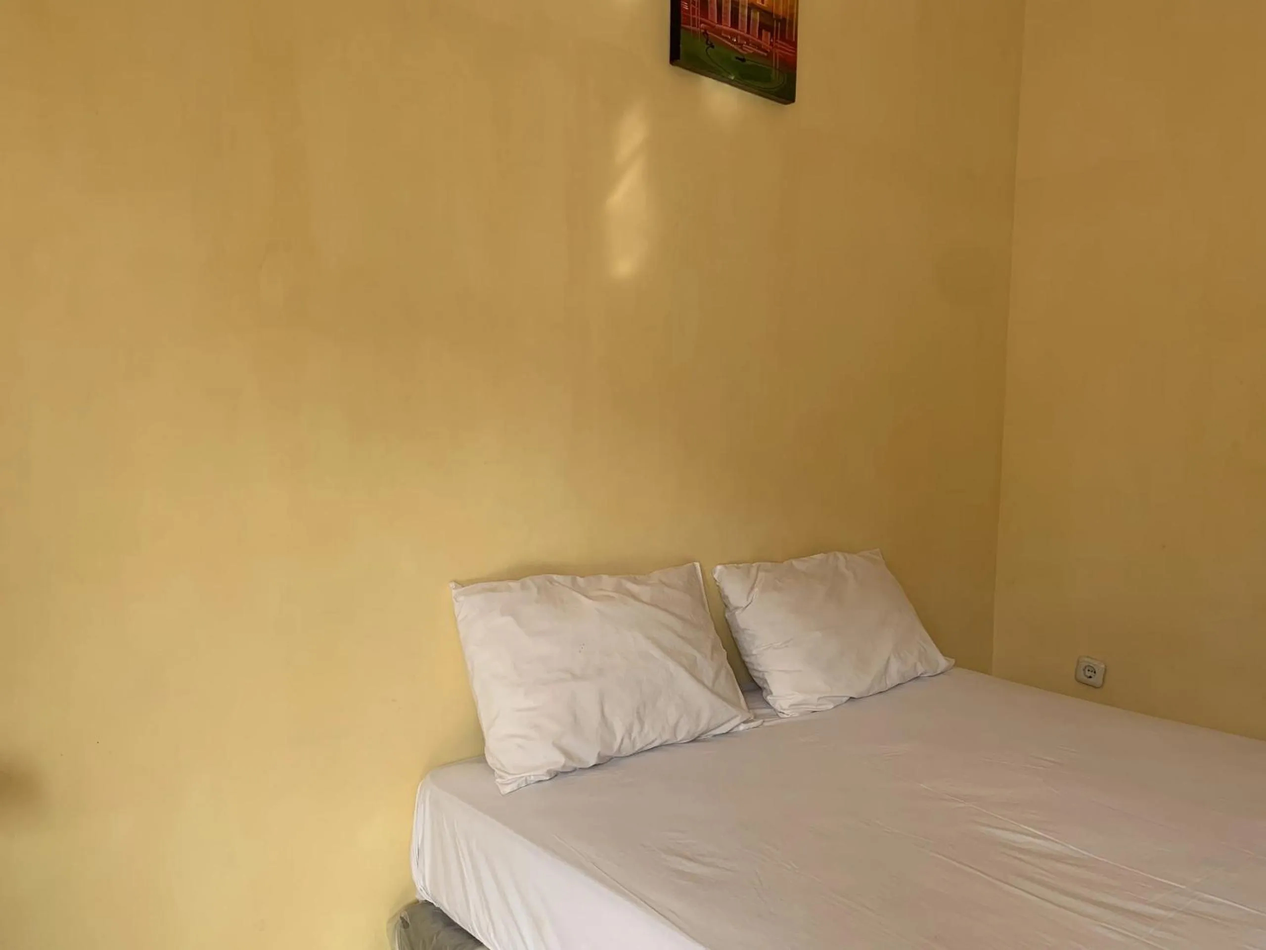 Bedroom, Bed in Hotel O Wisma Phinisi Syariah Near Mall of Pinrang Sejahtera