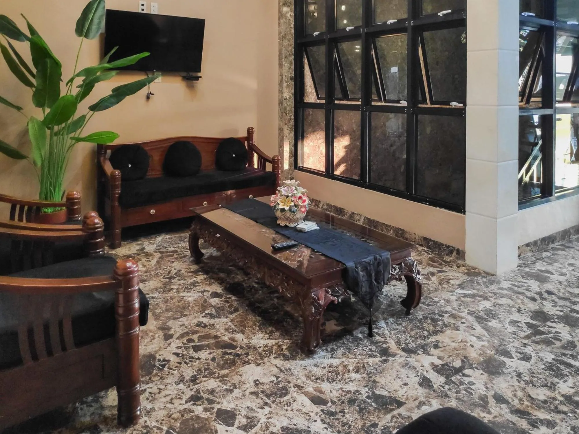 Seating area in RedDoorz at Perdagangan Simalungun