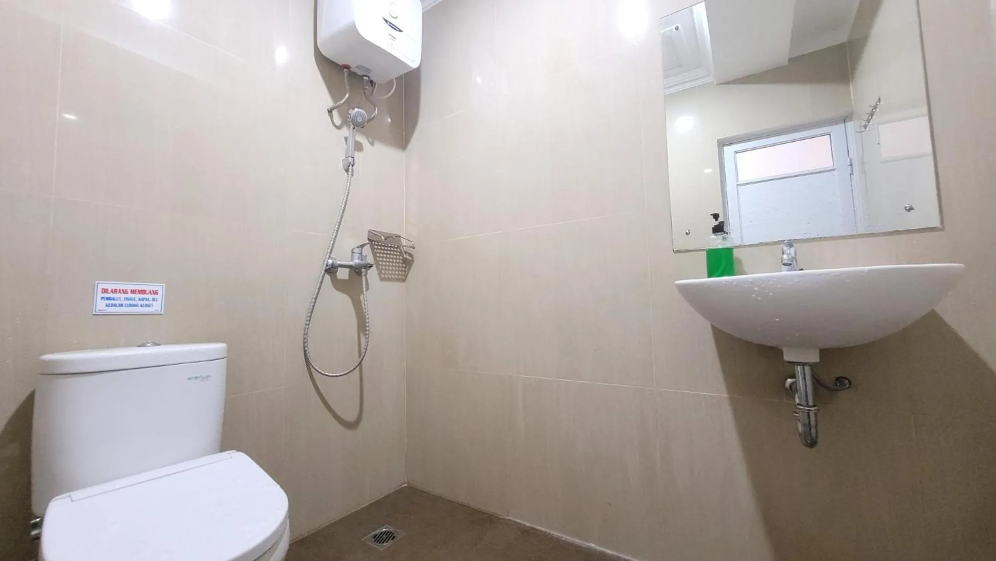 Shower in Urbanview Le Reno Inn Wirobrajan by RedDoorz