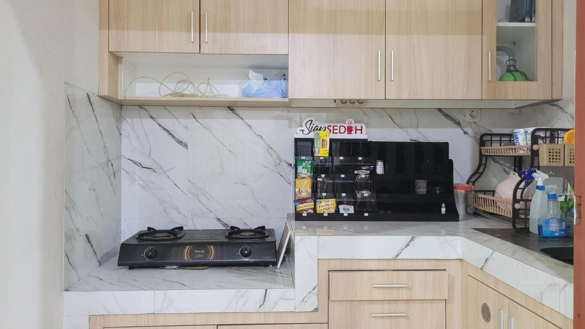 Kitchen or kitchenette in Urbanview Le Reno Inn Wirobrajan by RedDoorz