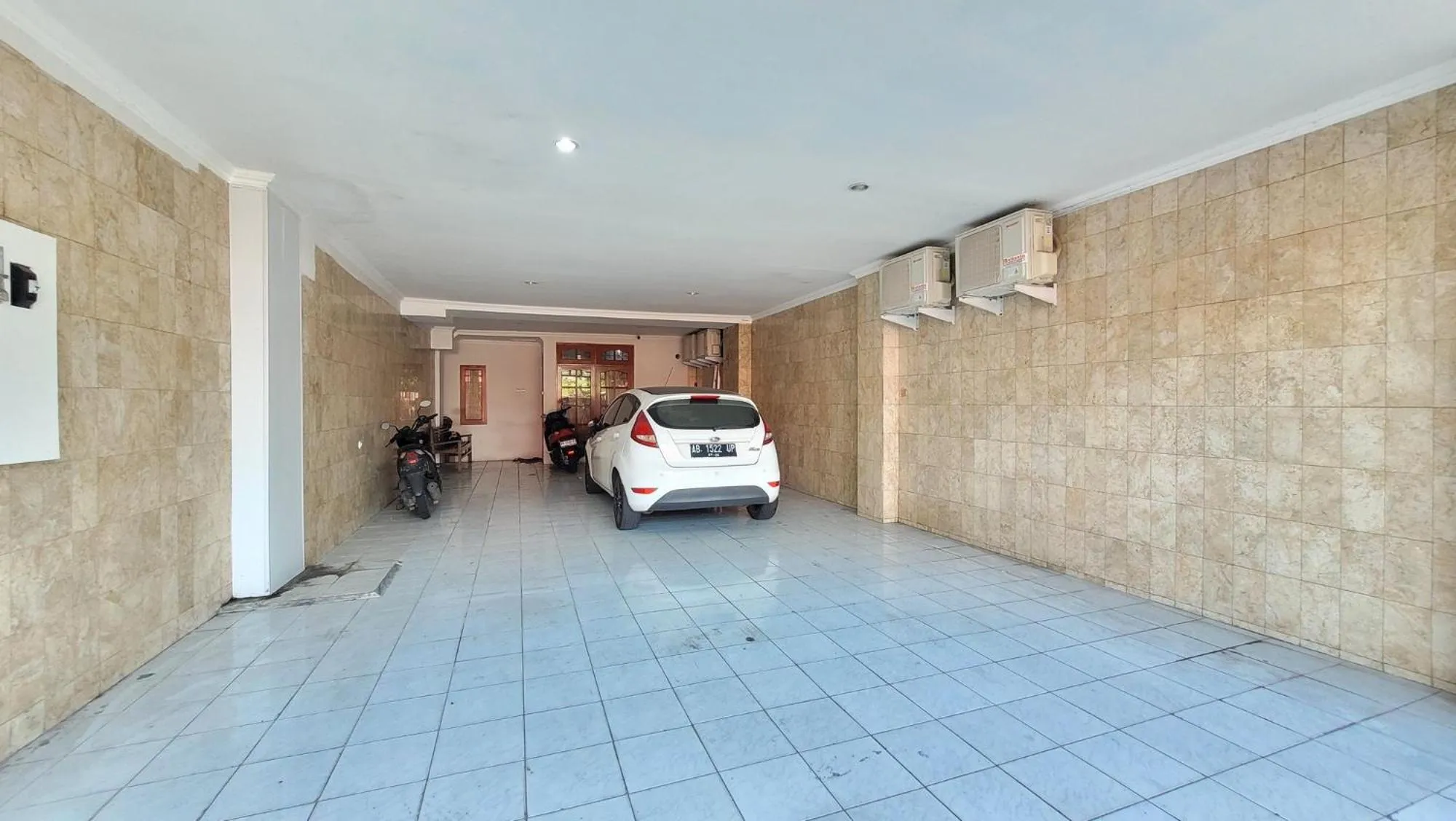 Parking in Urbanview Le Reno Inn Wirobrajan by RedDoorz