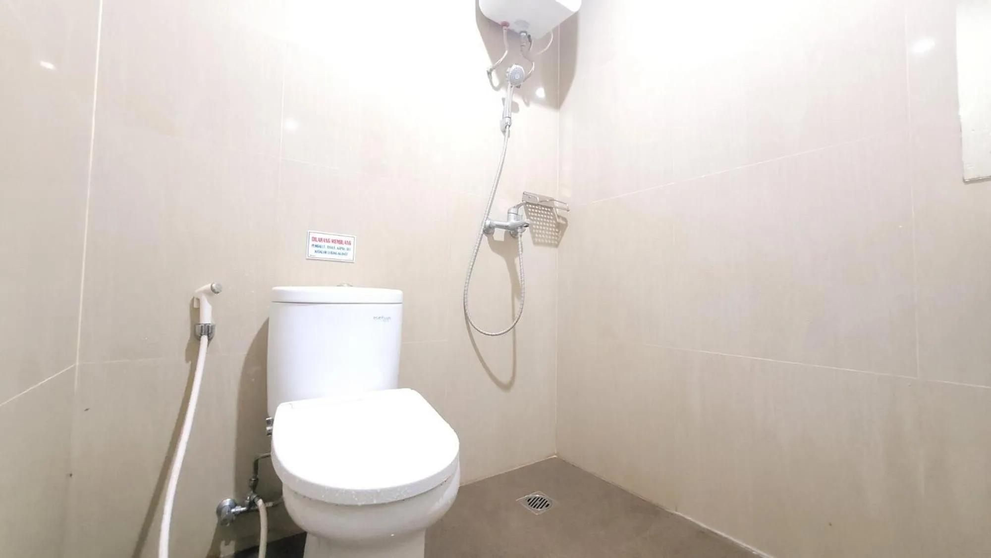 Shower in Urbanview Le Reno Inn Wirobrajan by RedDoorz