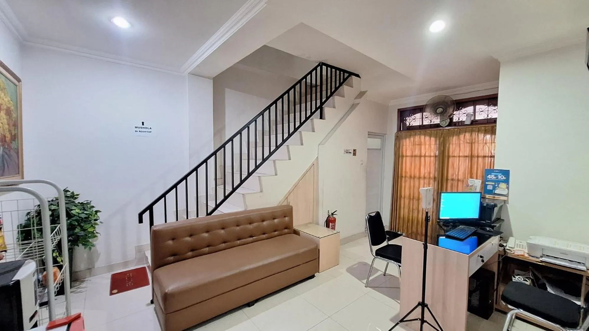 Seating area in Urbanview Le Reno Inn Wirobrajan by RedDoorz