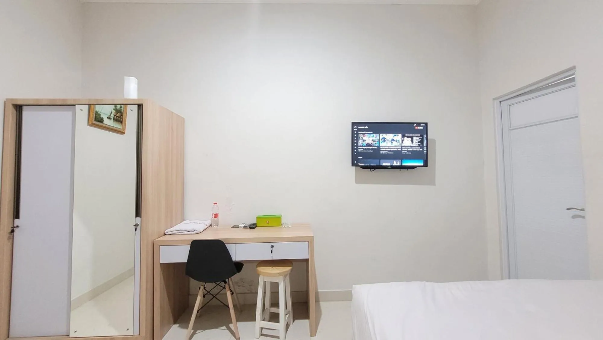 TV and multimedia, Bed in Urbanview Le Reno Inn Wirobrajan by RedDoorz