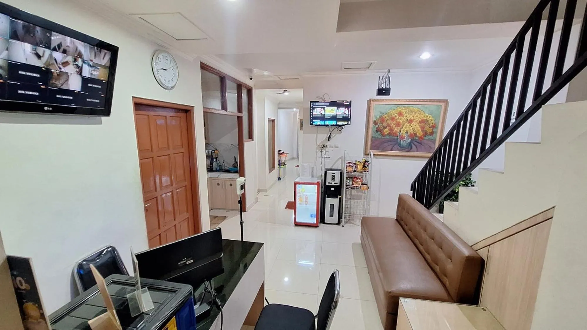 Living room in Urbanview Le Reno Inn Wirobrajan by RedDoorz