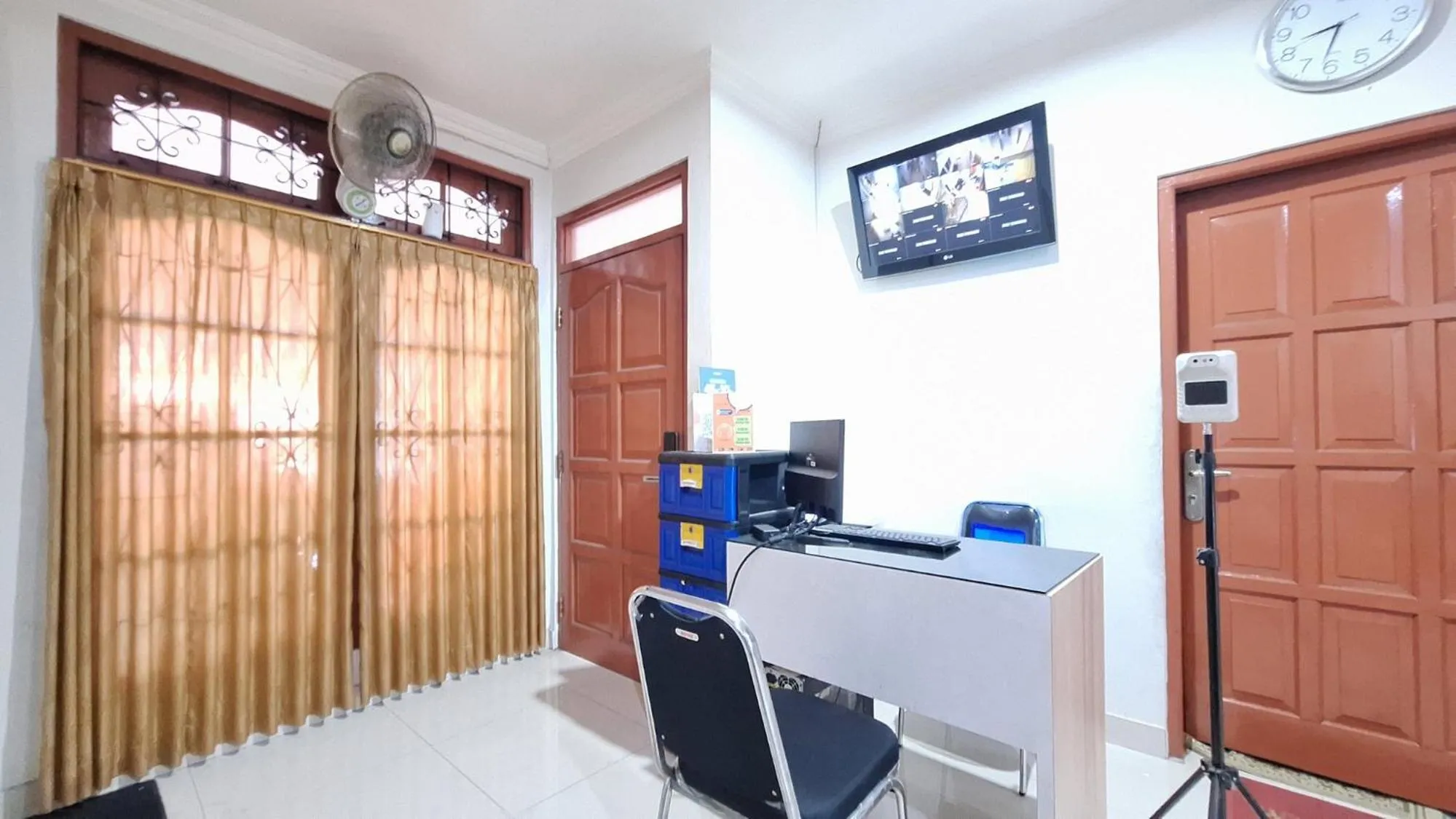 TV and multimedia in Urbanview Le Reno Inn Wirobrajan by RedDoorz