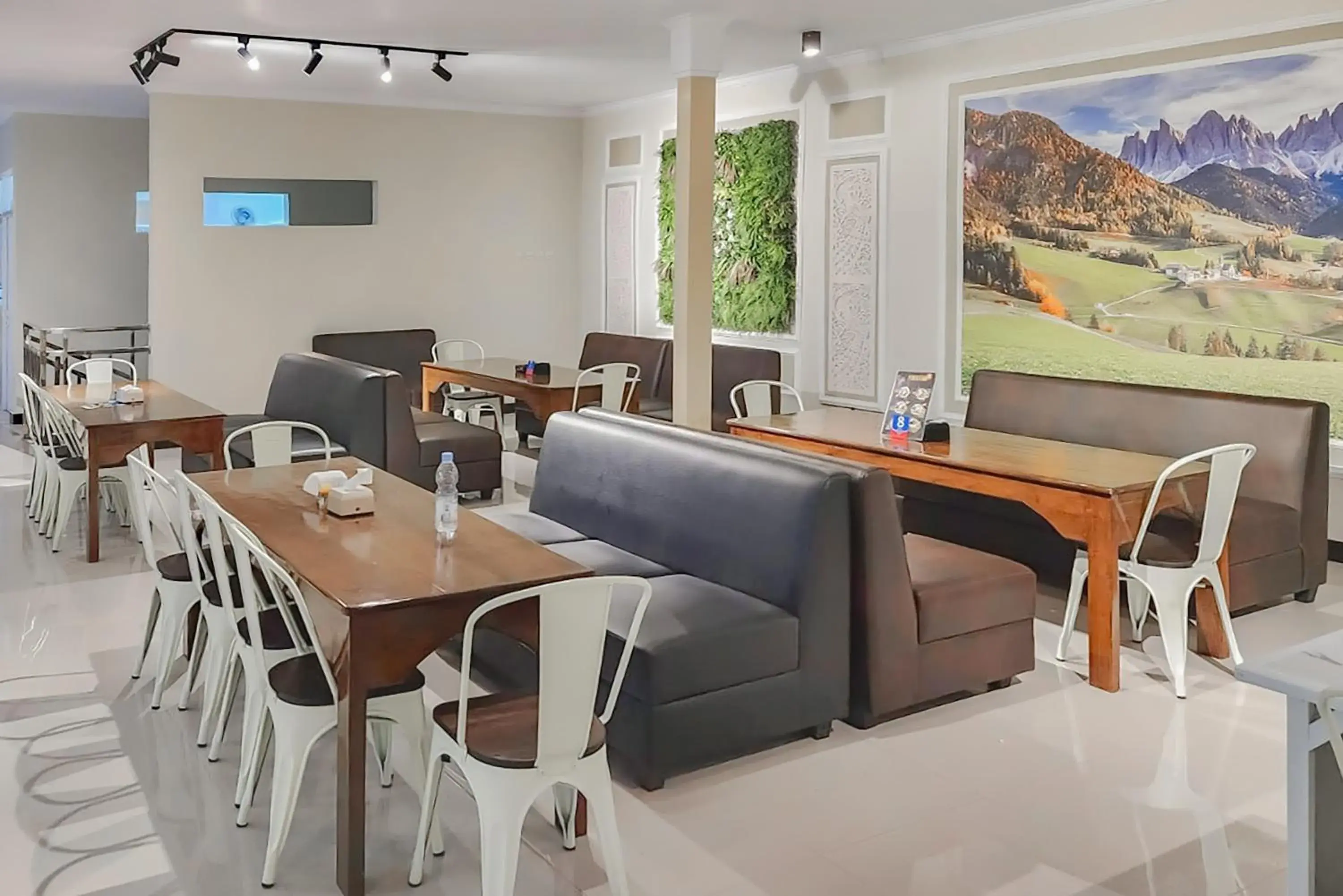 Seating area in Urbanview Hotel MM Indramayu by RedDoorz Seating area in Urbanview Hotel MM Indramayu by RedDoorz