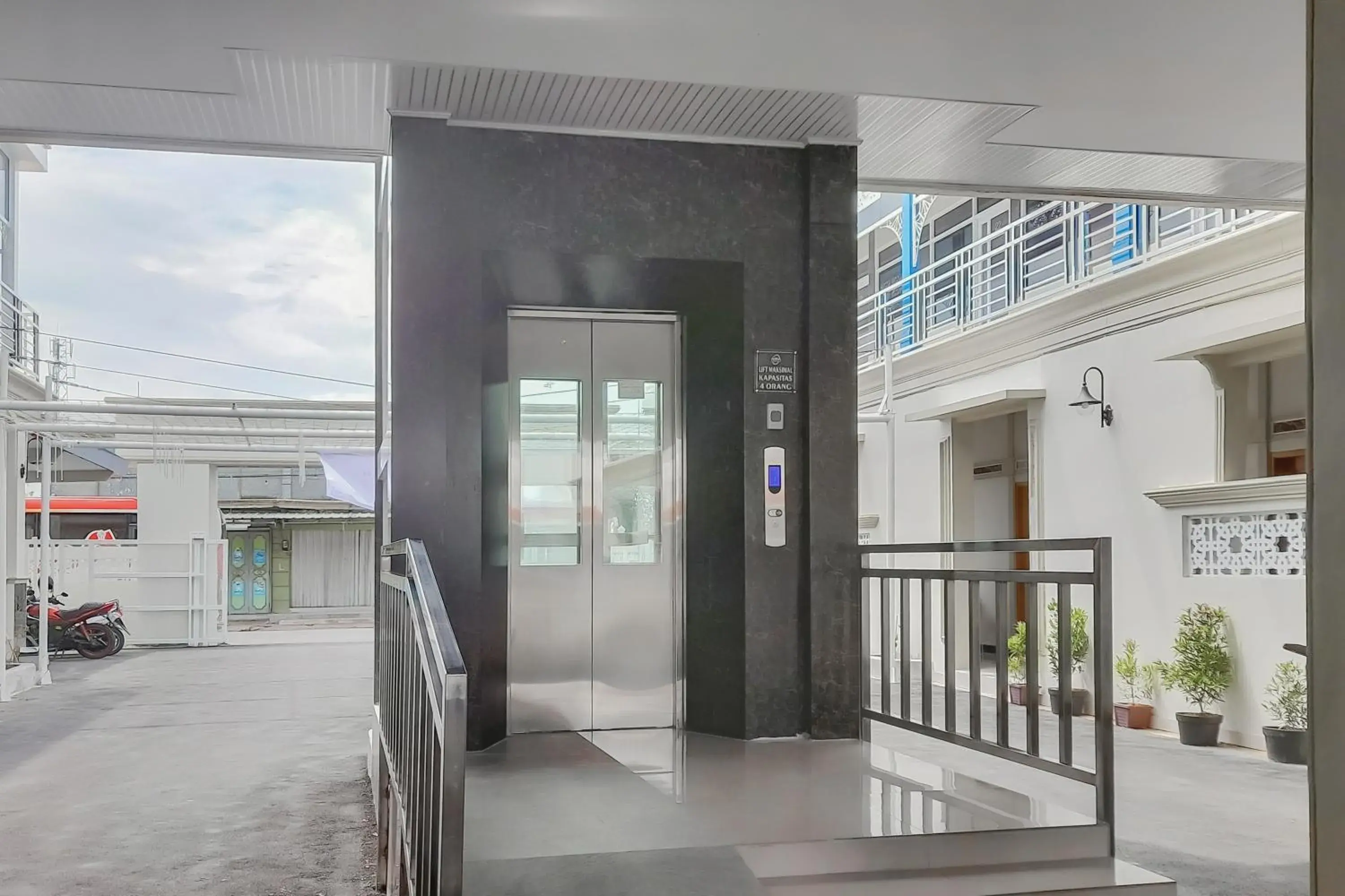 elevator in Urbanview Hotel MM Indramayu by RedDoorz elevator in Urbanview Hotel MM Indramayu by RedDoorz