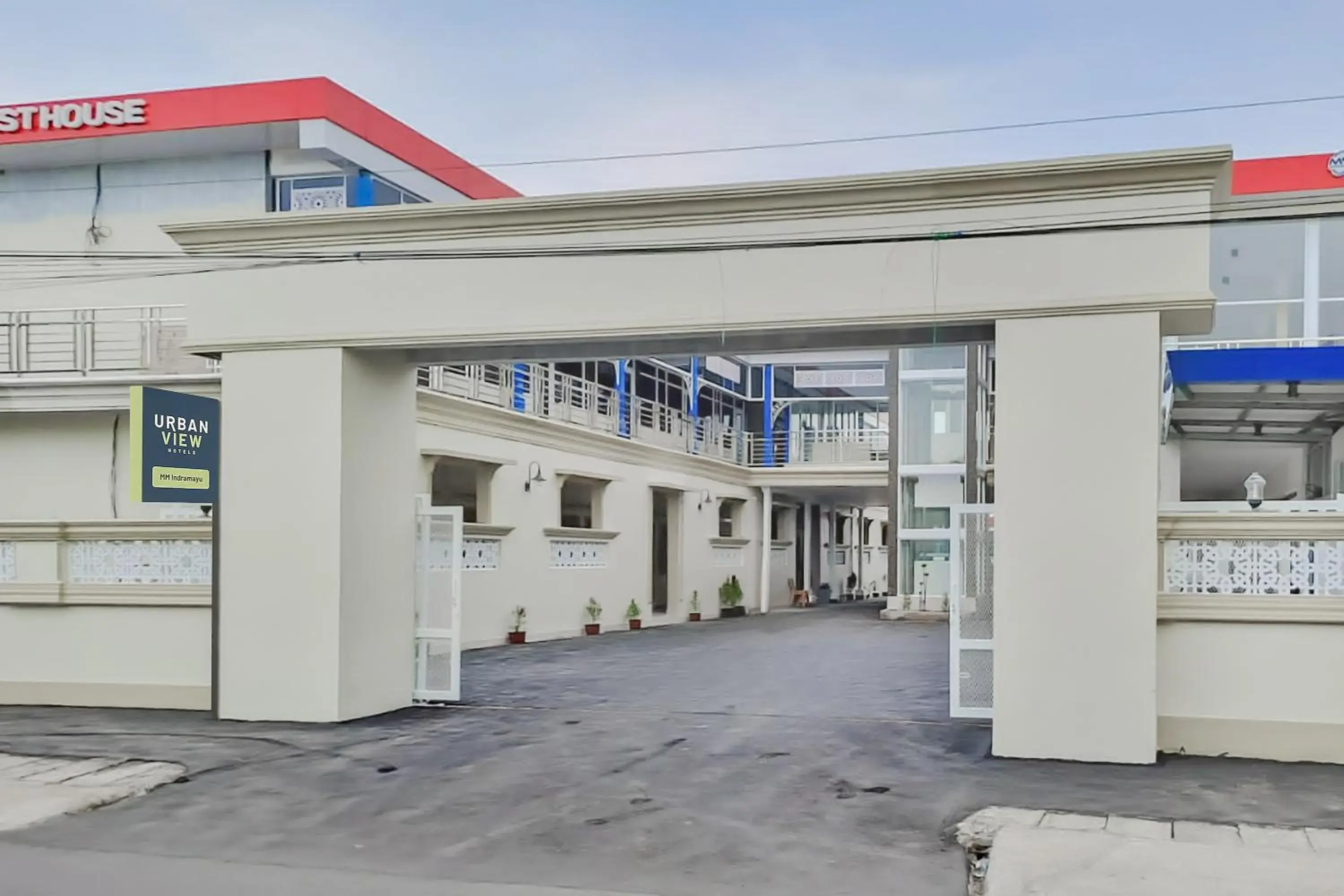 Property building in Urbanview Hotel MM Indramayu by RedDoorz Property building in Urbanview Hotel MM Indramayu by RedDoorz
