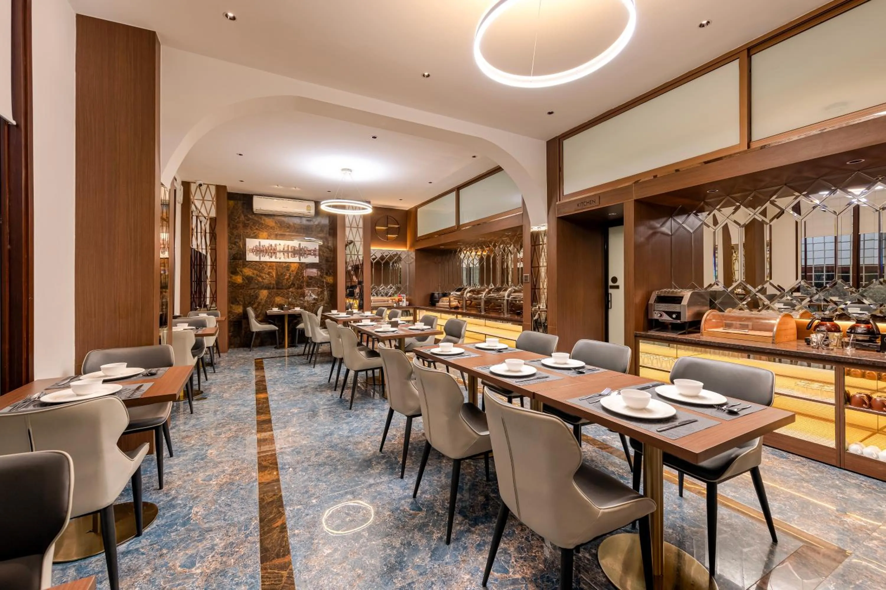 Restaurant/places to eat in Riverside Hotel