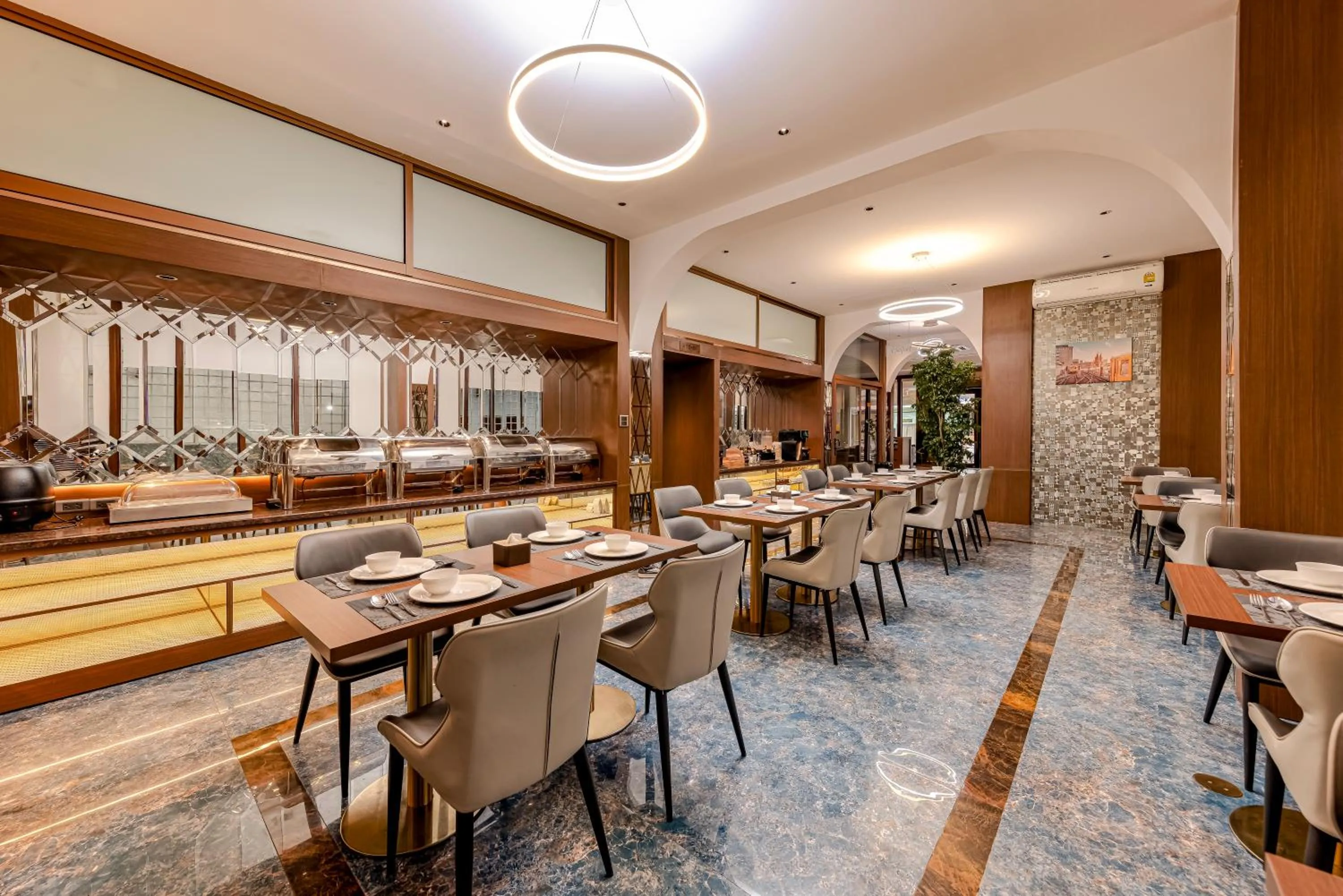 Restaurant/places to eat in Riverside Hotel