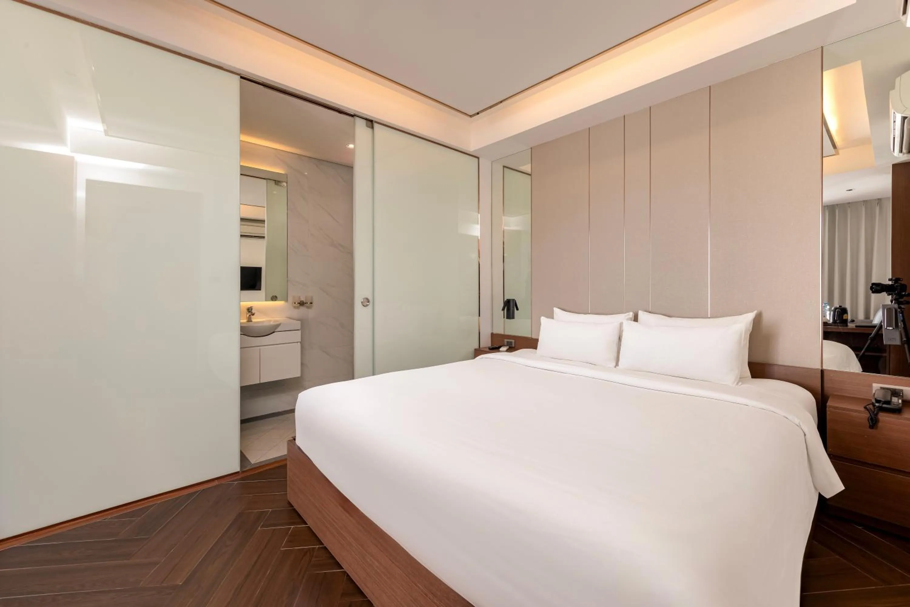 Bedroom, Bed in Riverside Hotel