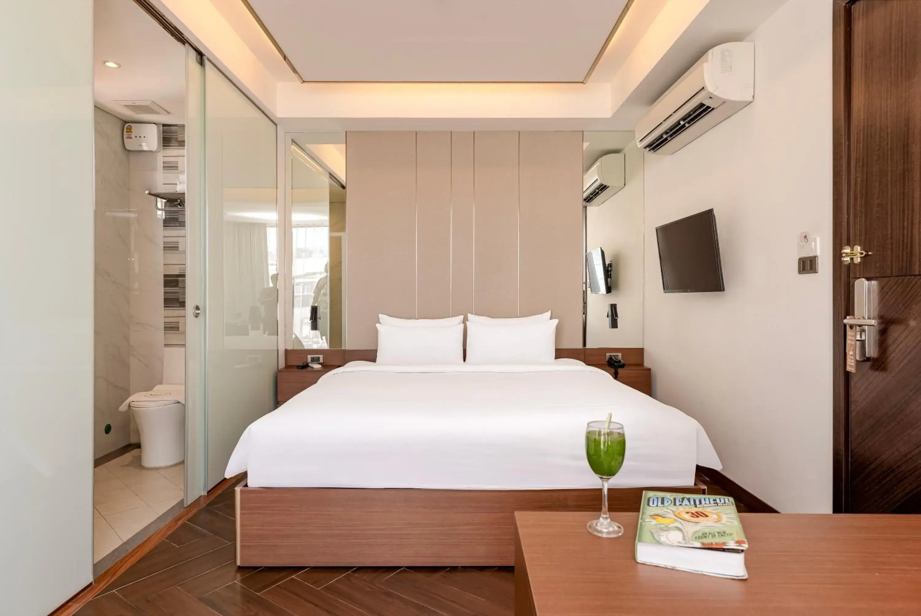 Bedroom, Bed in Riverside Hotel Bedroom, Bed in Riverside Hotel