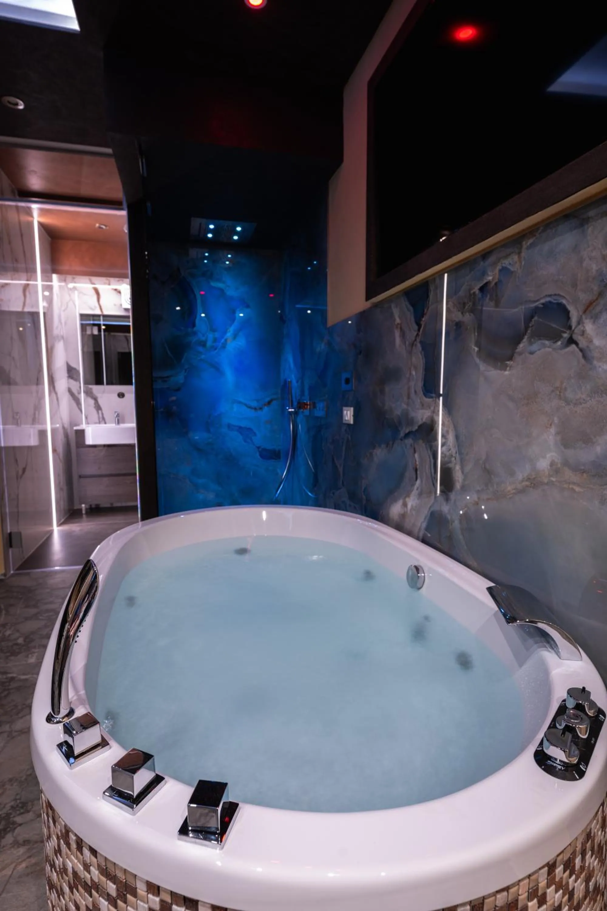 Hot Tub in garda fantasy paradise silver o gold