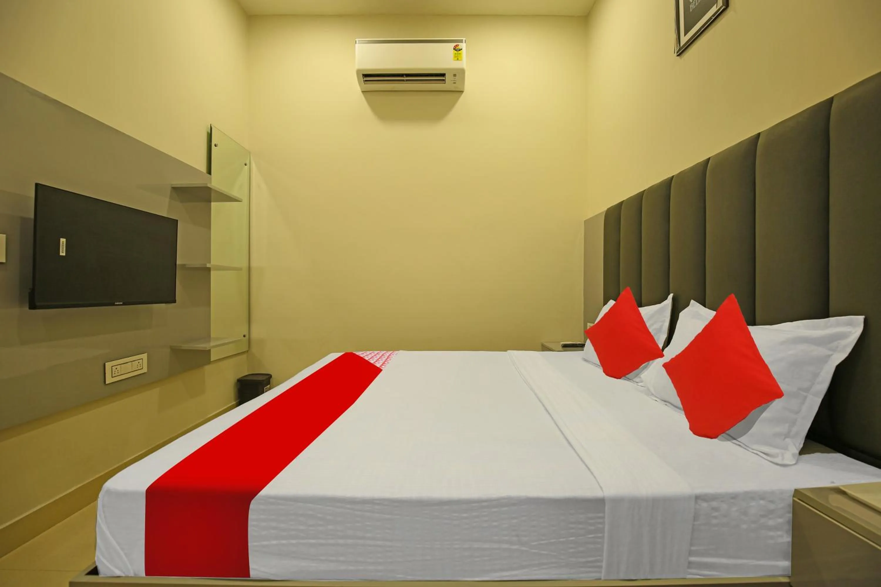 Bedroom in Hotel O Grand Inn