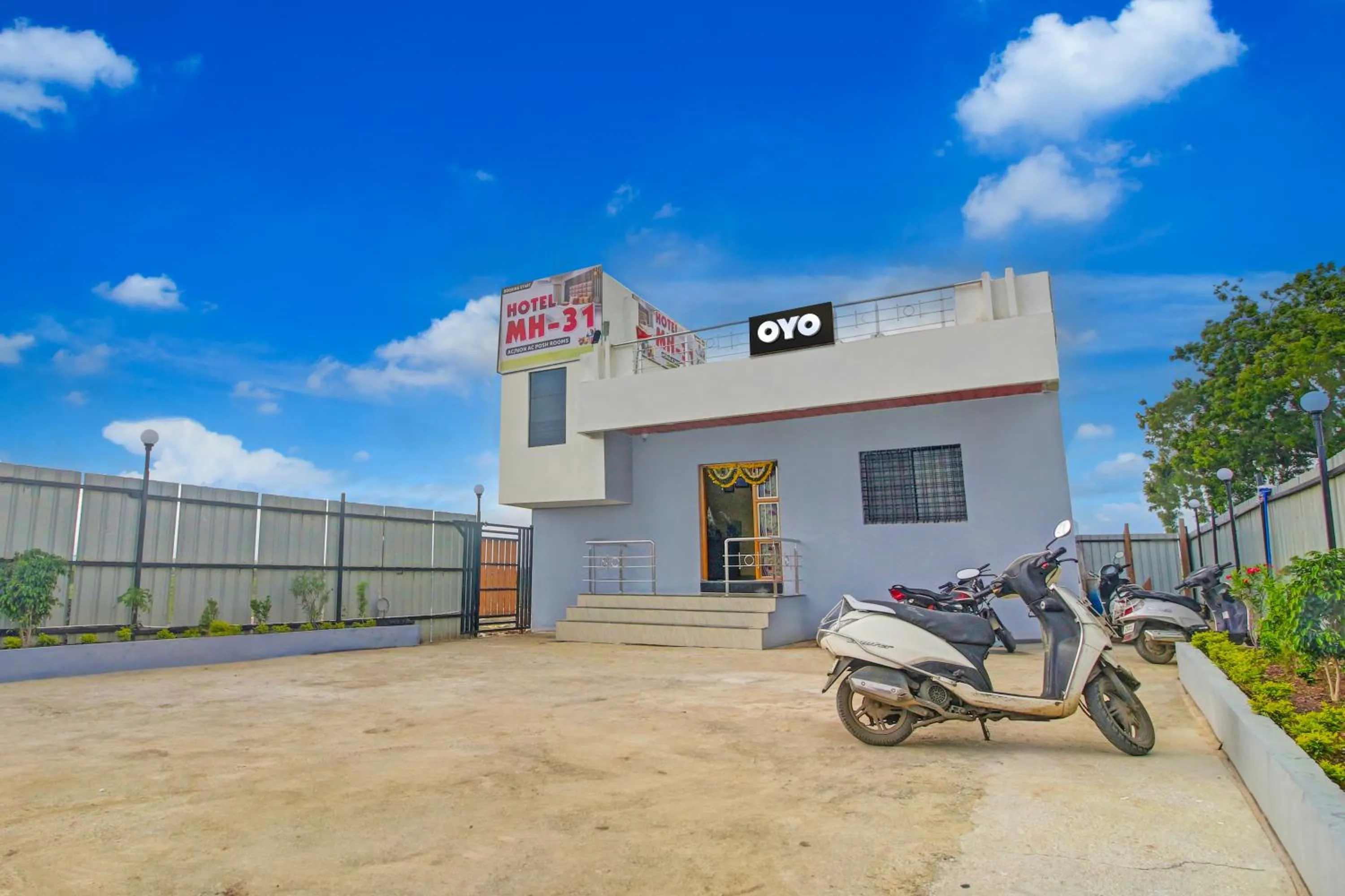 Facade/entrance in OYO Flagship Hotel Mh31