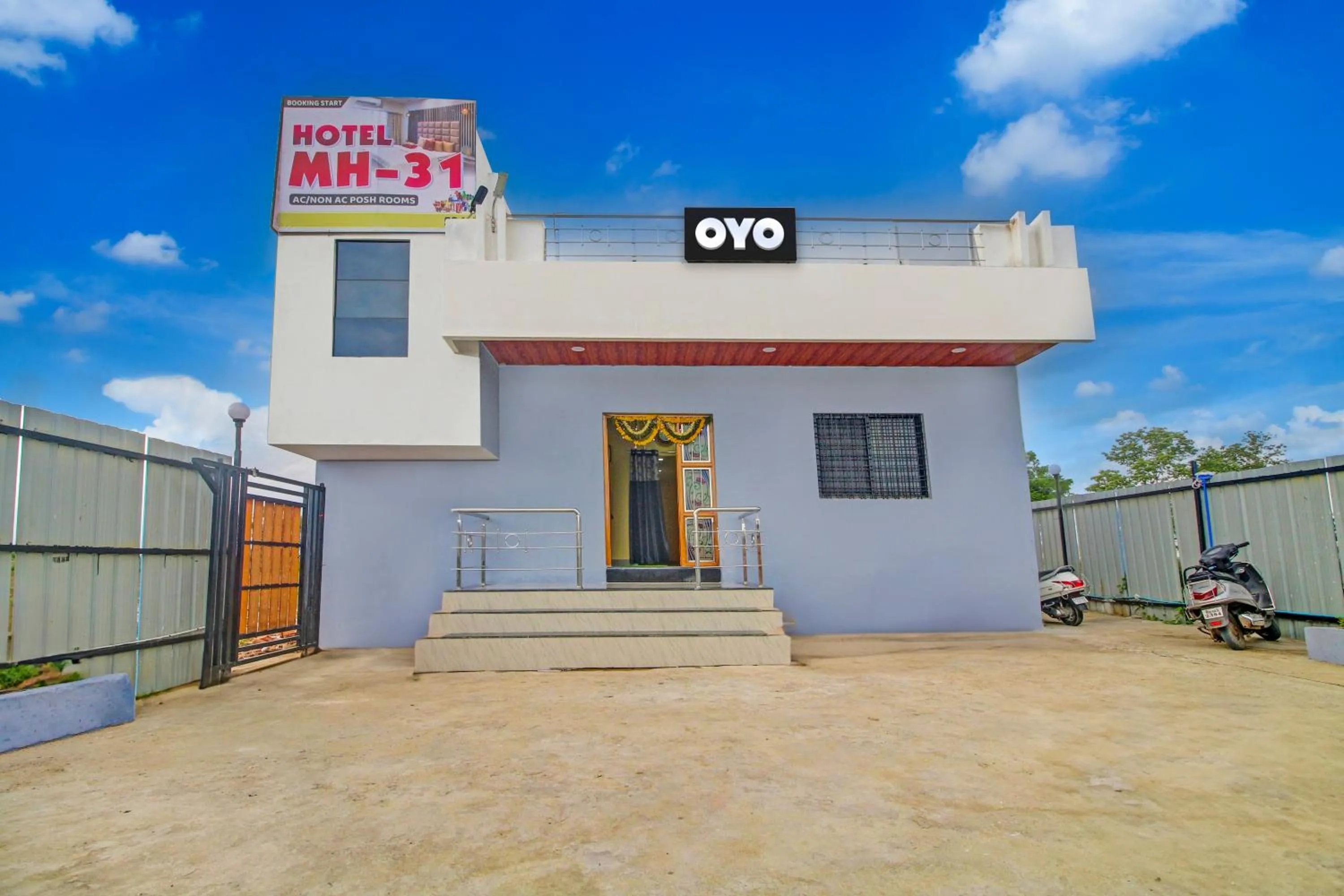 Facade/entrance in OYO Flagship Hotel Mh31