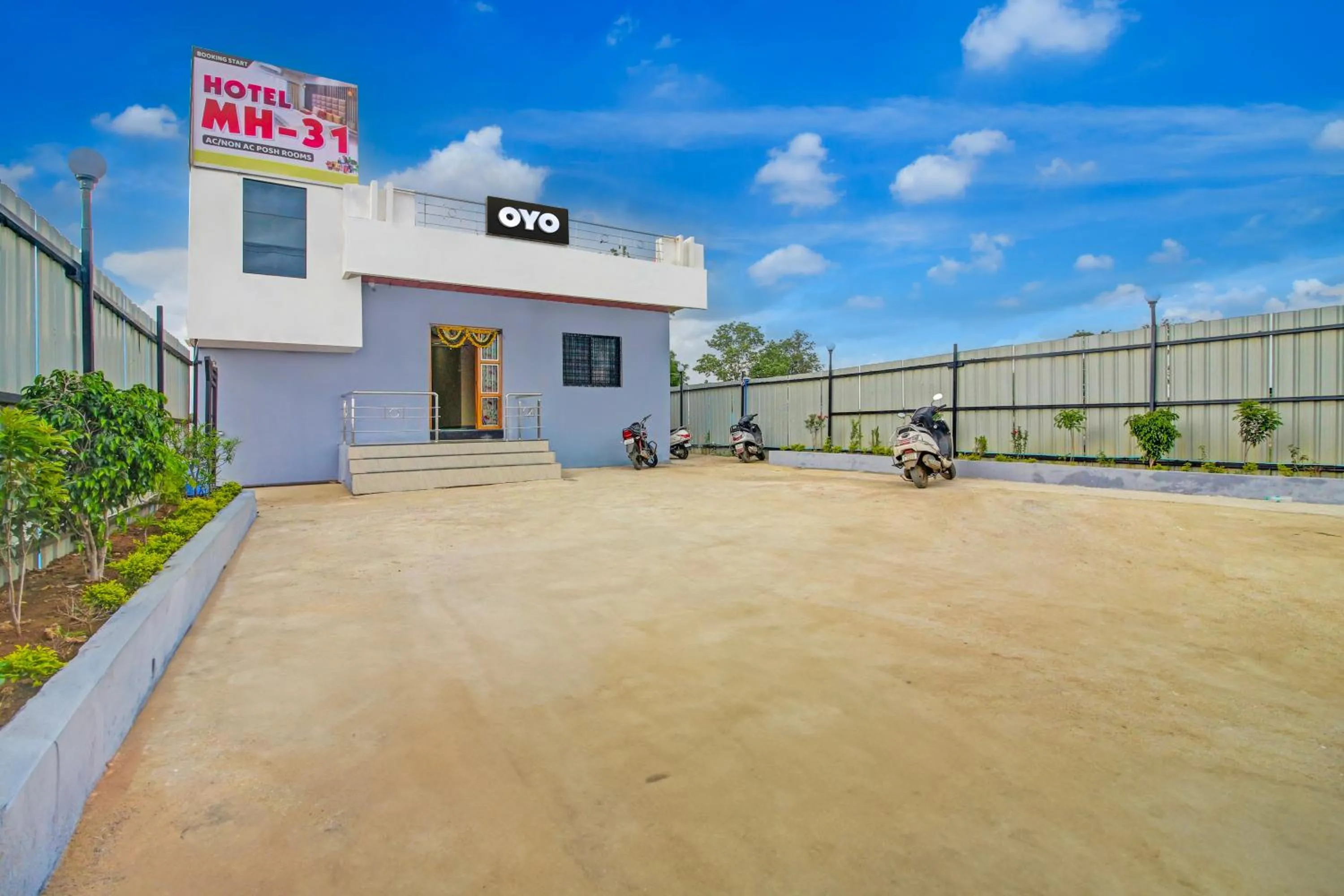 Facade/entrance in OYO Flagship Hotel Mh31