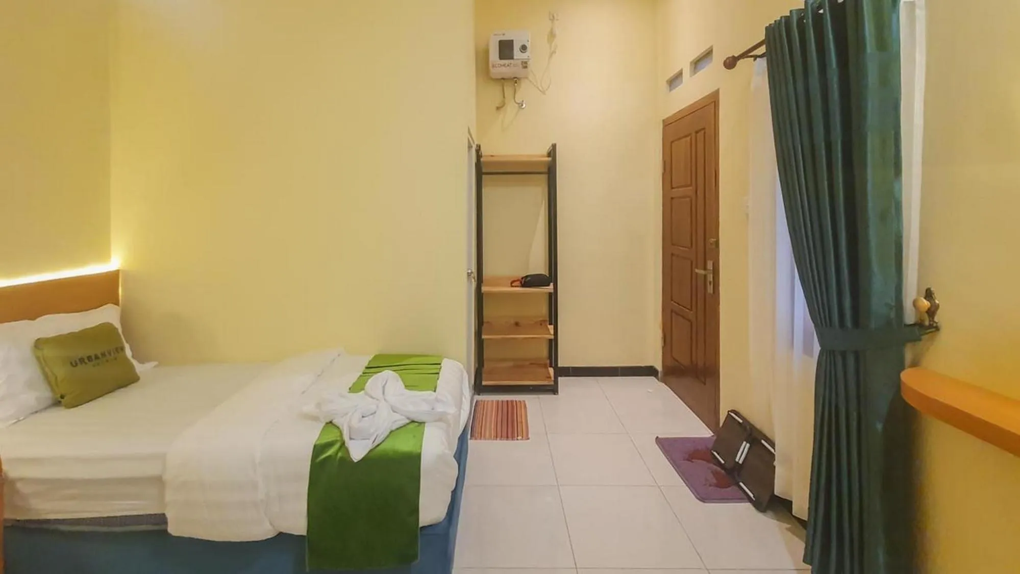 Bed in Urbanview Hotel Sakura Kampung Inggris Pare by RedDoorz